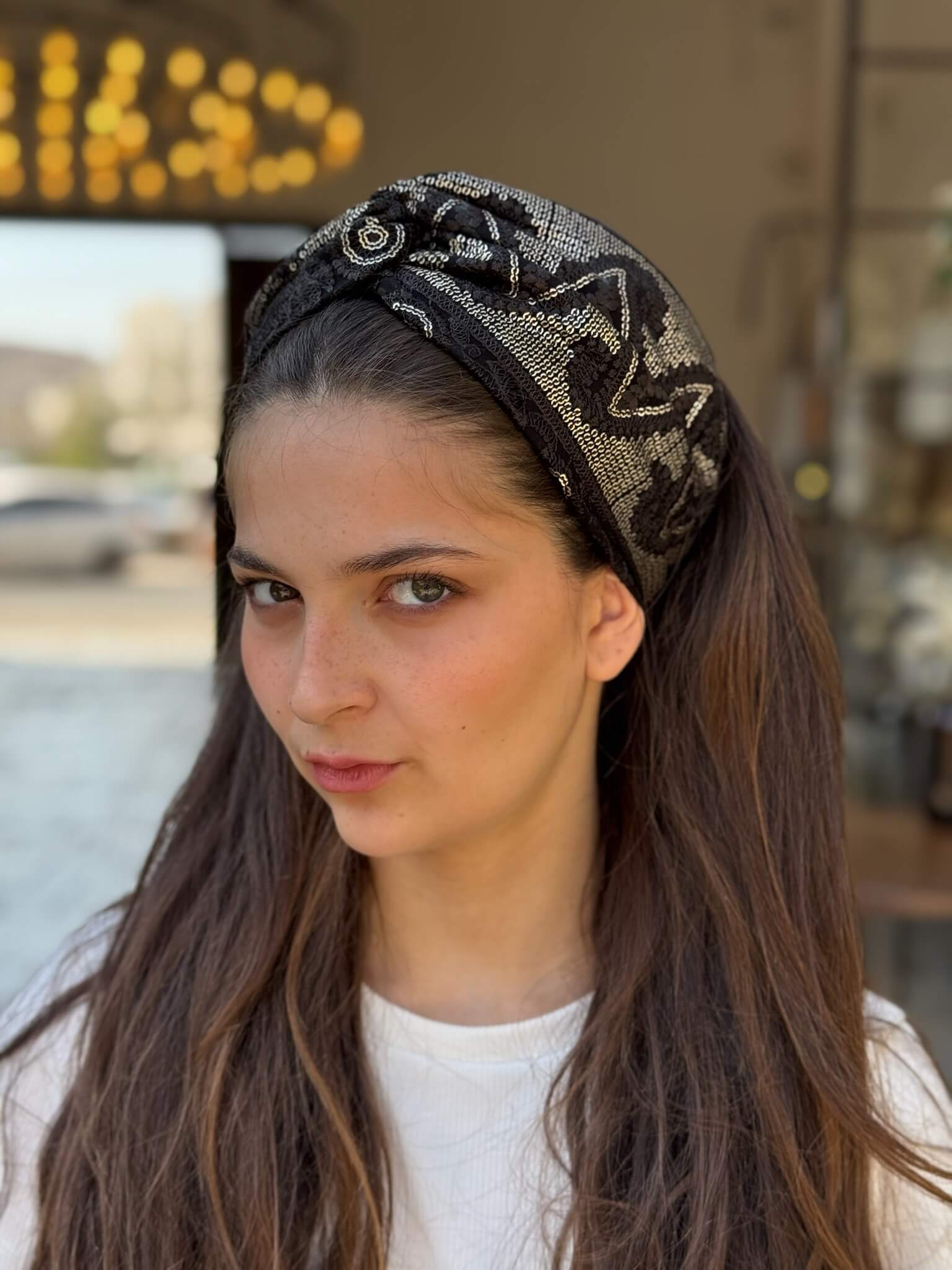 מיני טורבן רקמה ופייטים שיפון שחור עם זהב