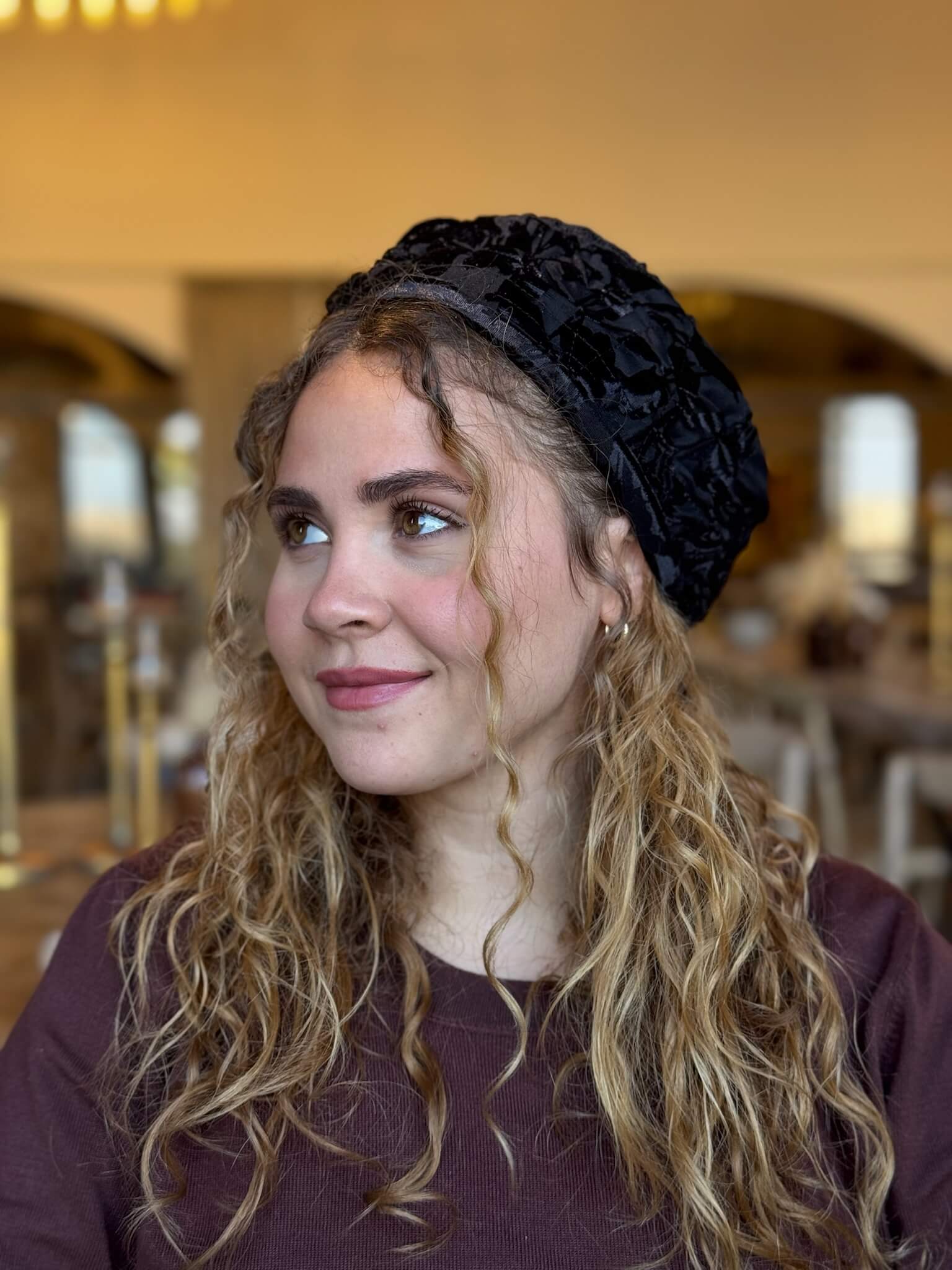 ברט קטיפה צרובה פרחונית שחור חלק