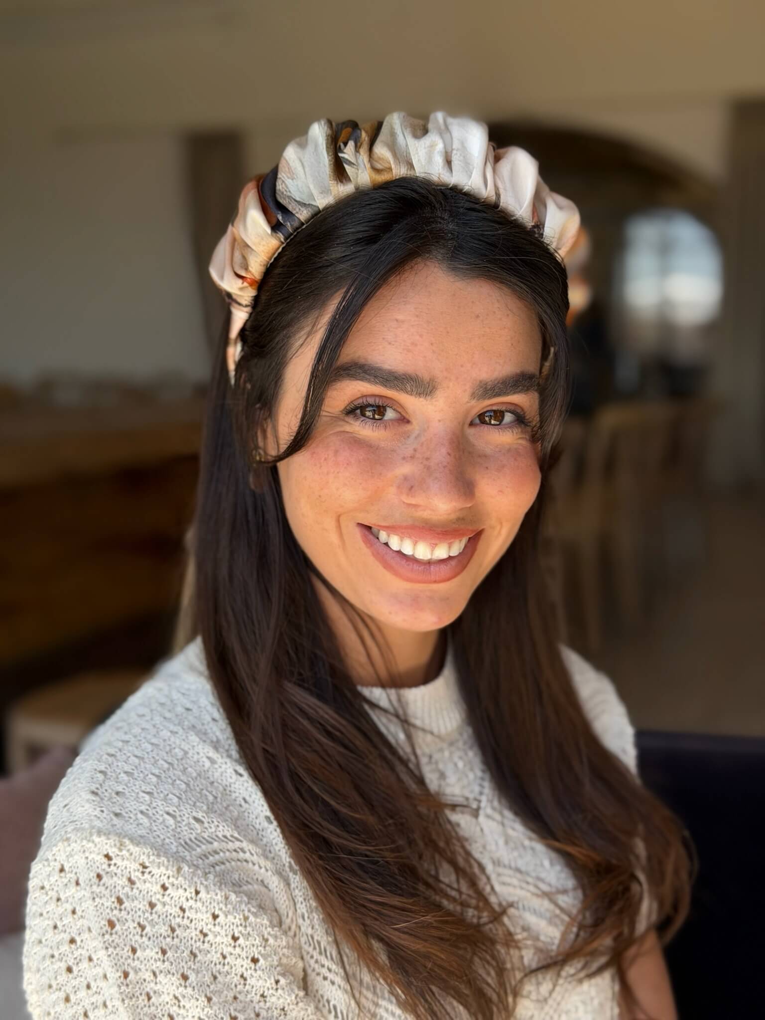 קשת לשיער שיפון בגווני שמנת קאמל חום ושחור בסגנון צבעי מים