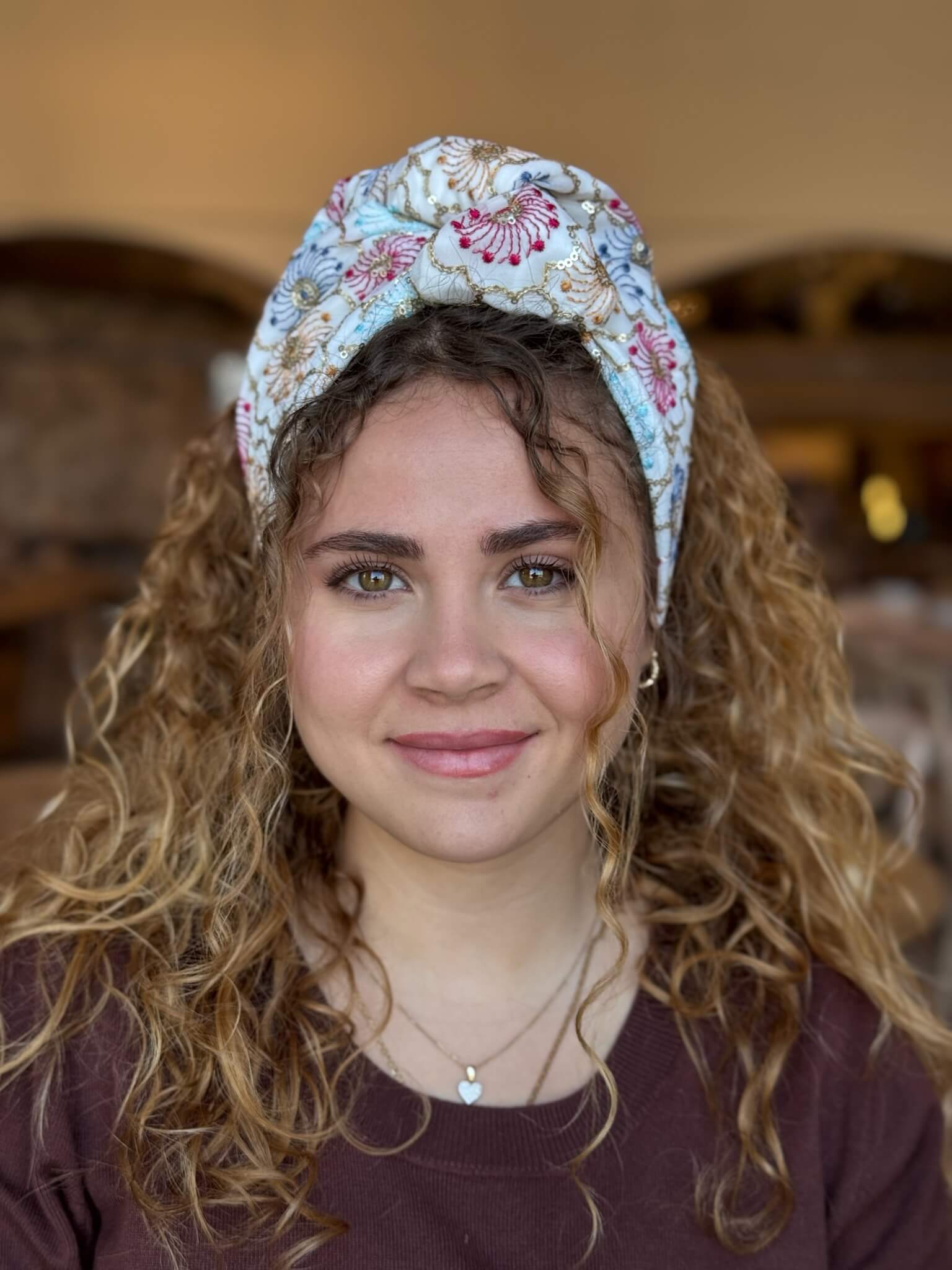 סרט קשירה לשיער רקמה ופייטים פרחוני אדום תכלת כחול על בסיס אוף וית עם זהב