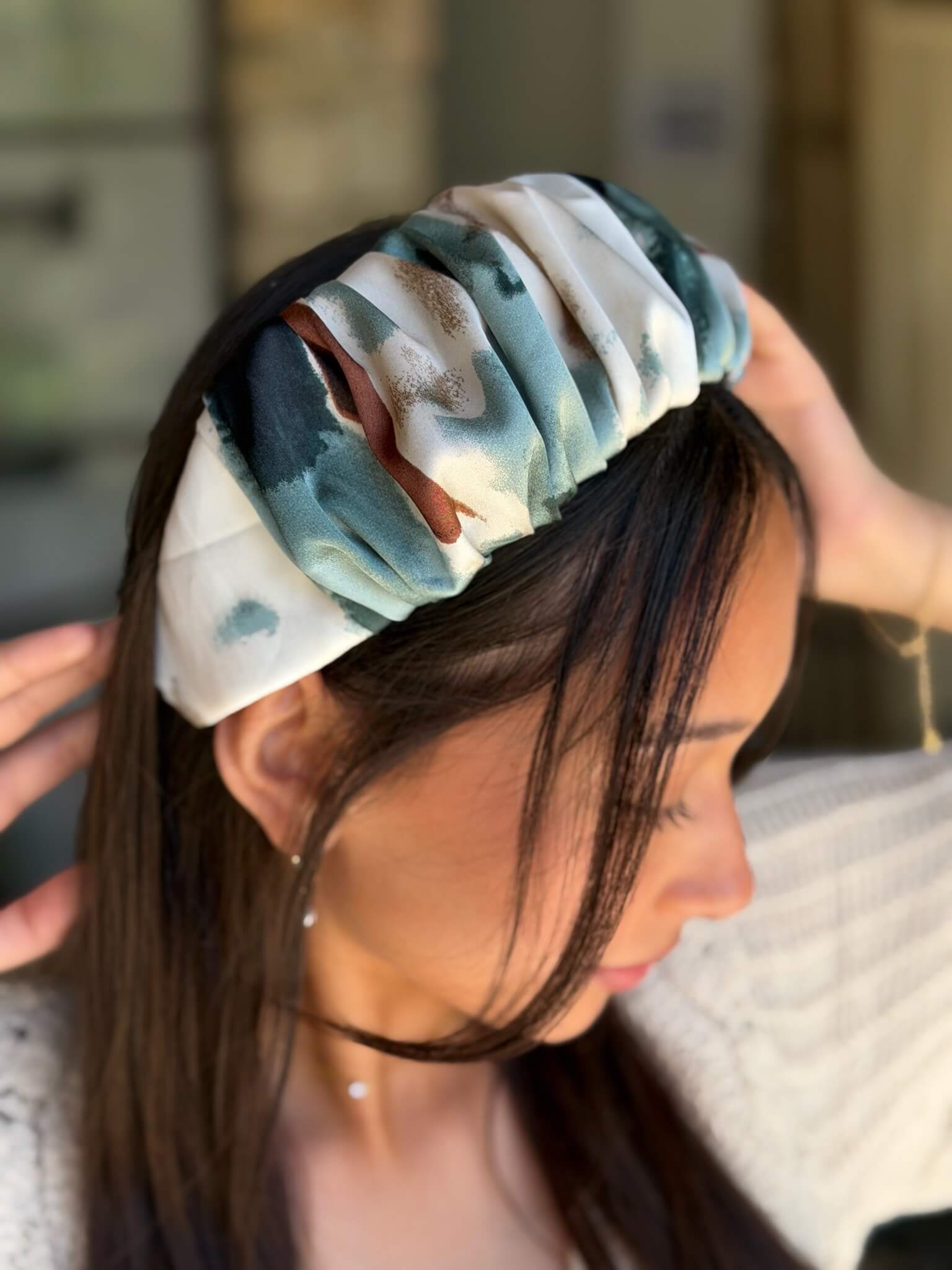 קשת לשיער שיפון בגווני טורקיז אפור ושמנת הדפס בסגנון צבעי מים