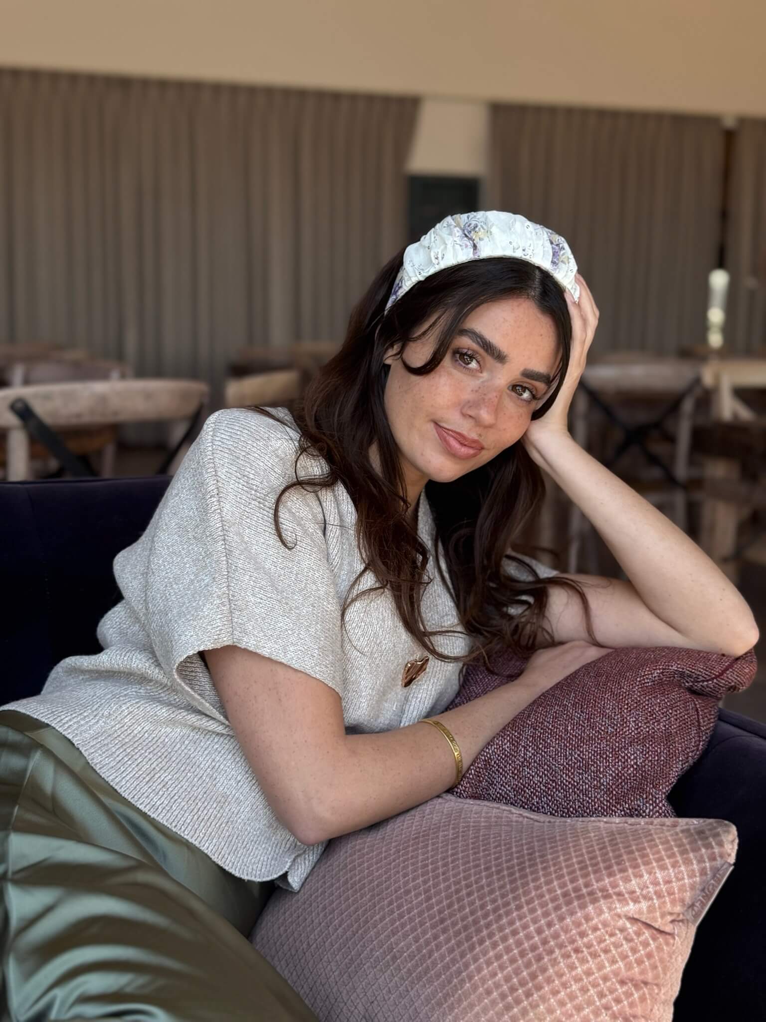 קשת לשיער שיפון רקום פירחוני על בסיס אוף ווייט ופייט כסף עדין