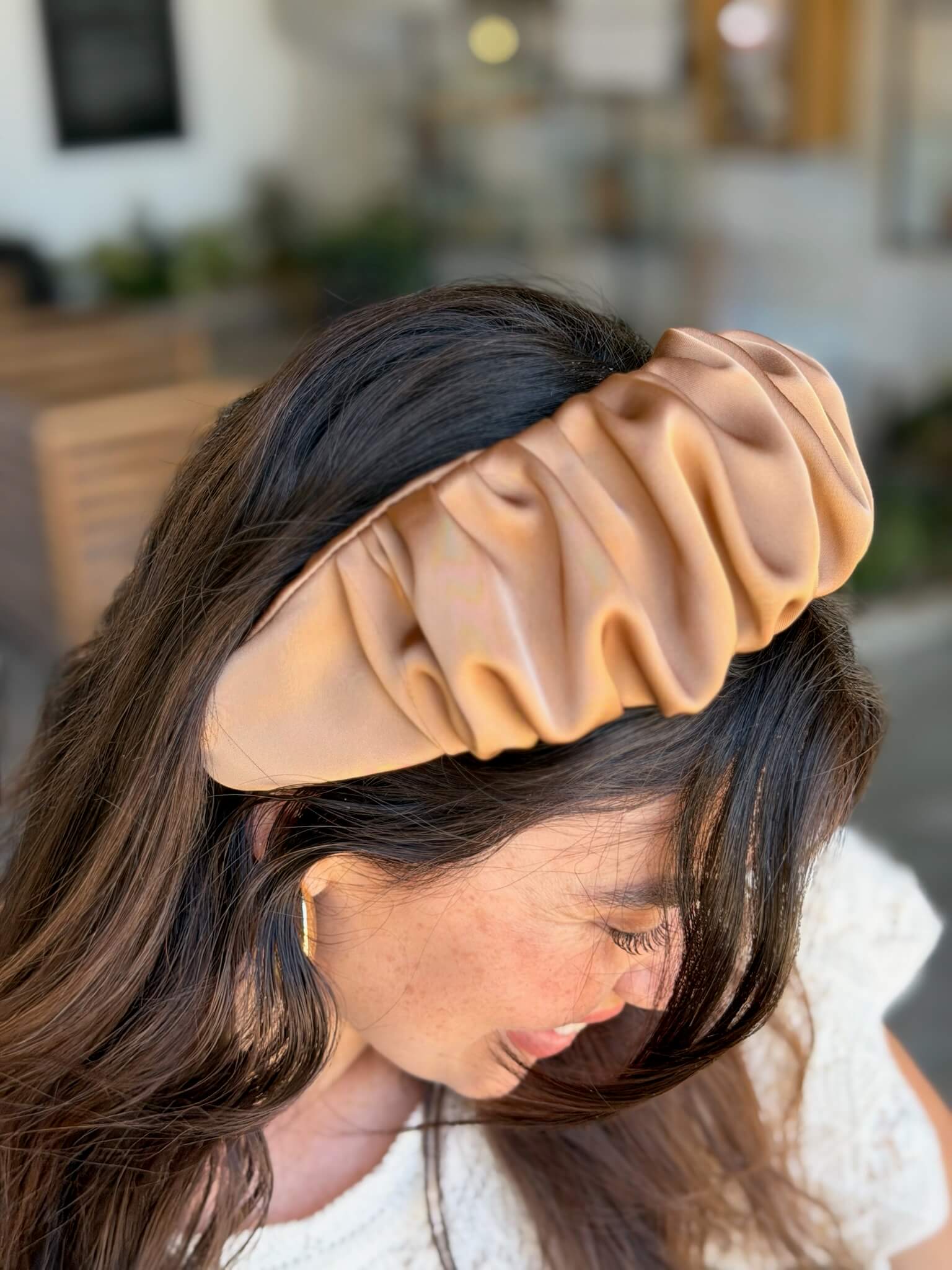 קשת לשיער בד סאטן קאמל עם ברק עדין