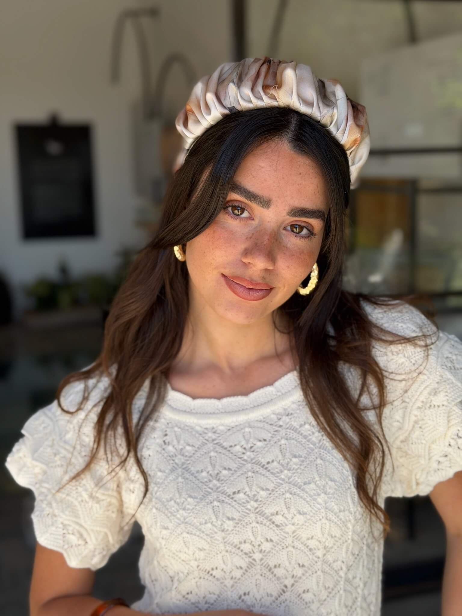 קשת לשיער שיפון בגווני שמנת קאמל חום ושחור בסגנון צבעי מים