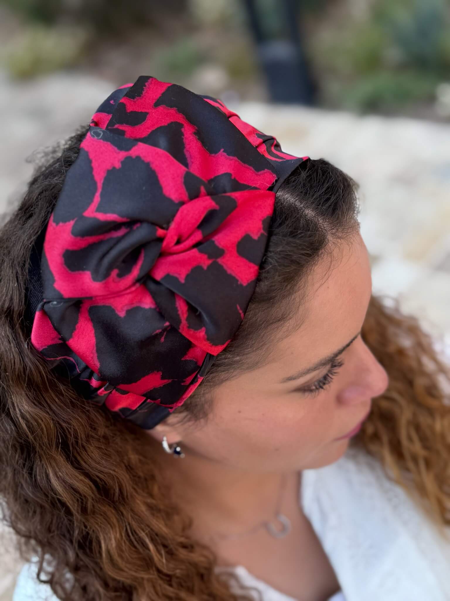 סרט לשיער שיפון שחור ואדום מנומר