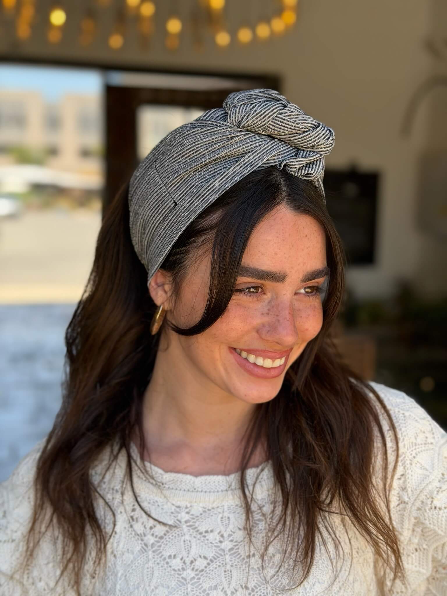סרט קשירה לשיער בד פסים בגווני אפור מבריק עדין