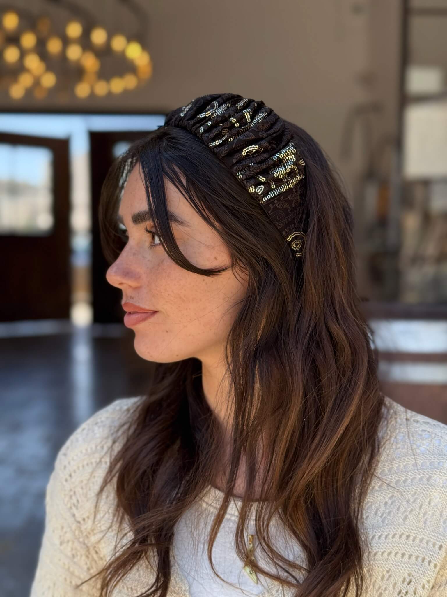 קשת לשיער רקמה שחור זהב