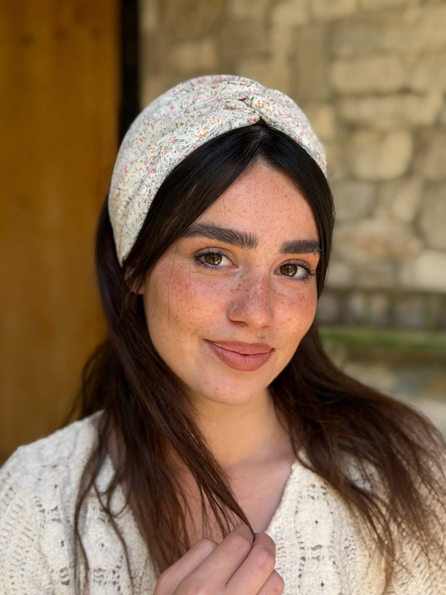 מיני טורבן שיפון פירחוני עדין על בסיס אוף ווייט