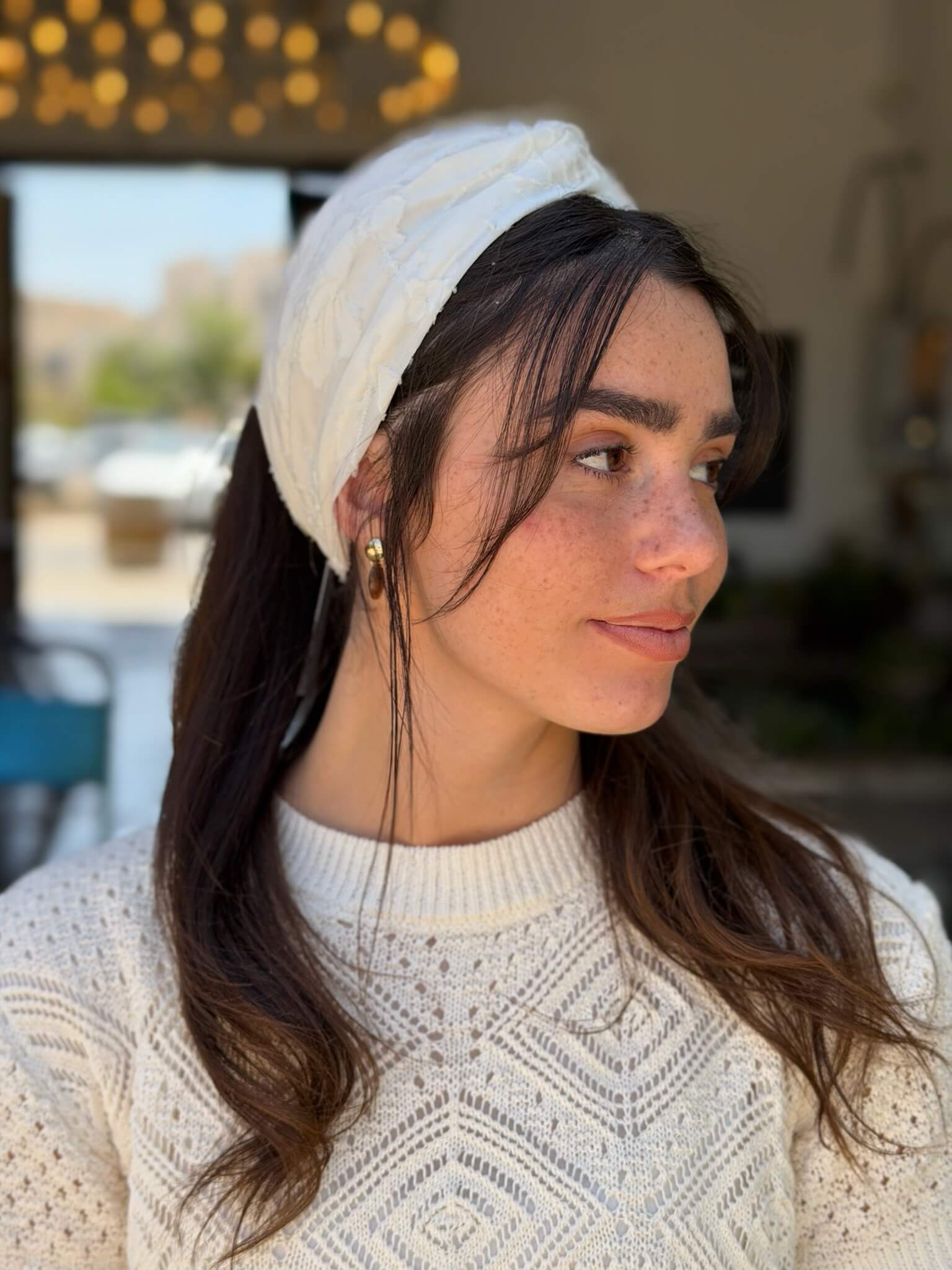 מיני טורבן אוף ווייט עם טקסטורת פרחים עדינה צבע על צבע
