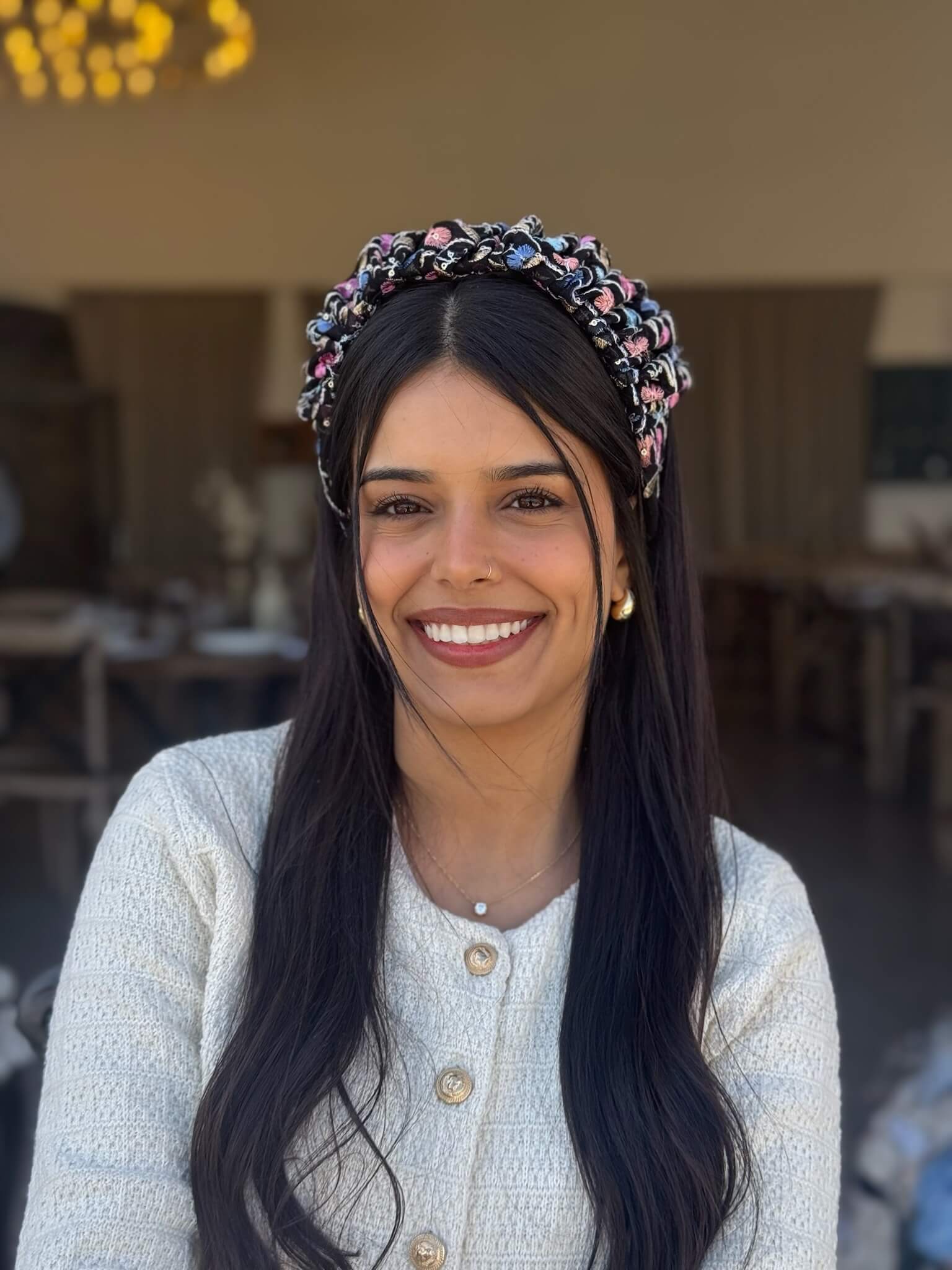 קשת לשיער רקמה ופייט על בסיס רשת שחור פירחוני ציבעוני