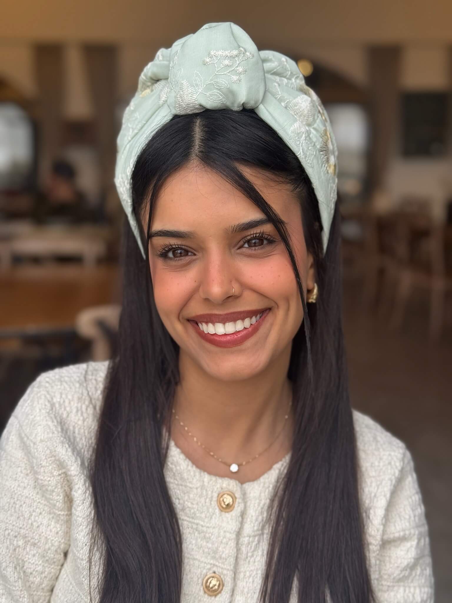 סרט קשירה לשיער מנטה עדין עם רקמה אוף ווייט וזהב פרחוני עדין