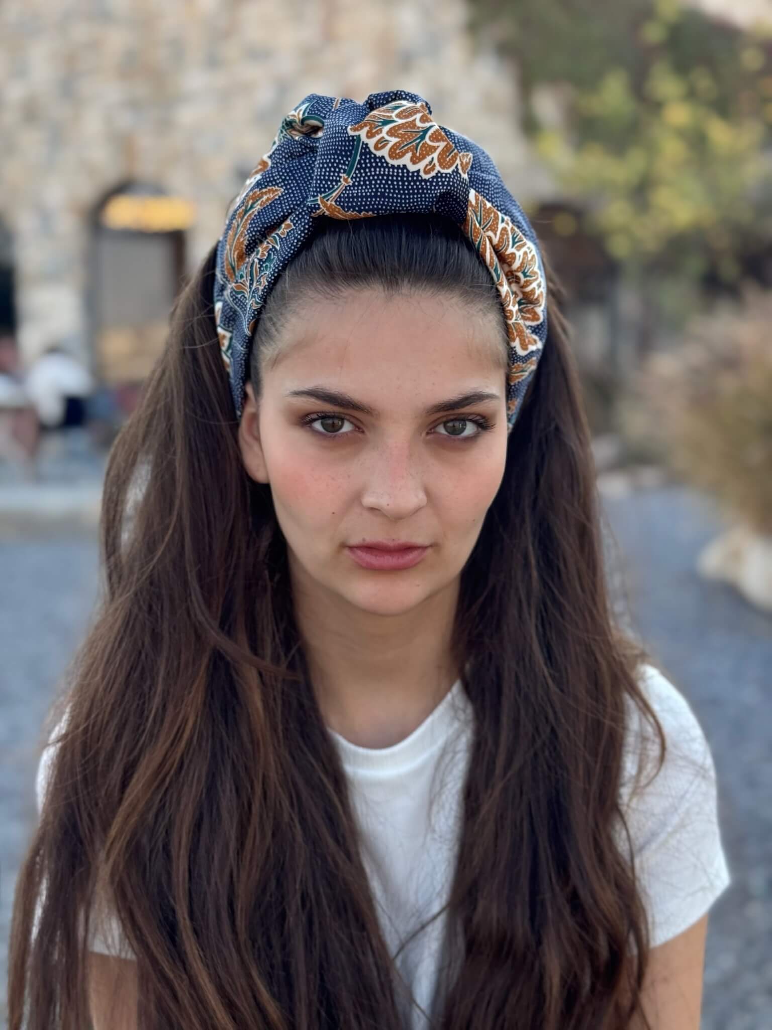 סרט קשירה לשיער שיפון נייבי עם נקודות ופרחים בחרדל