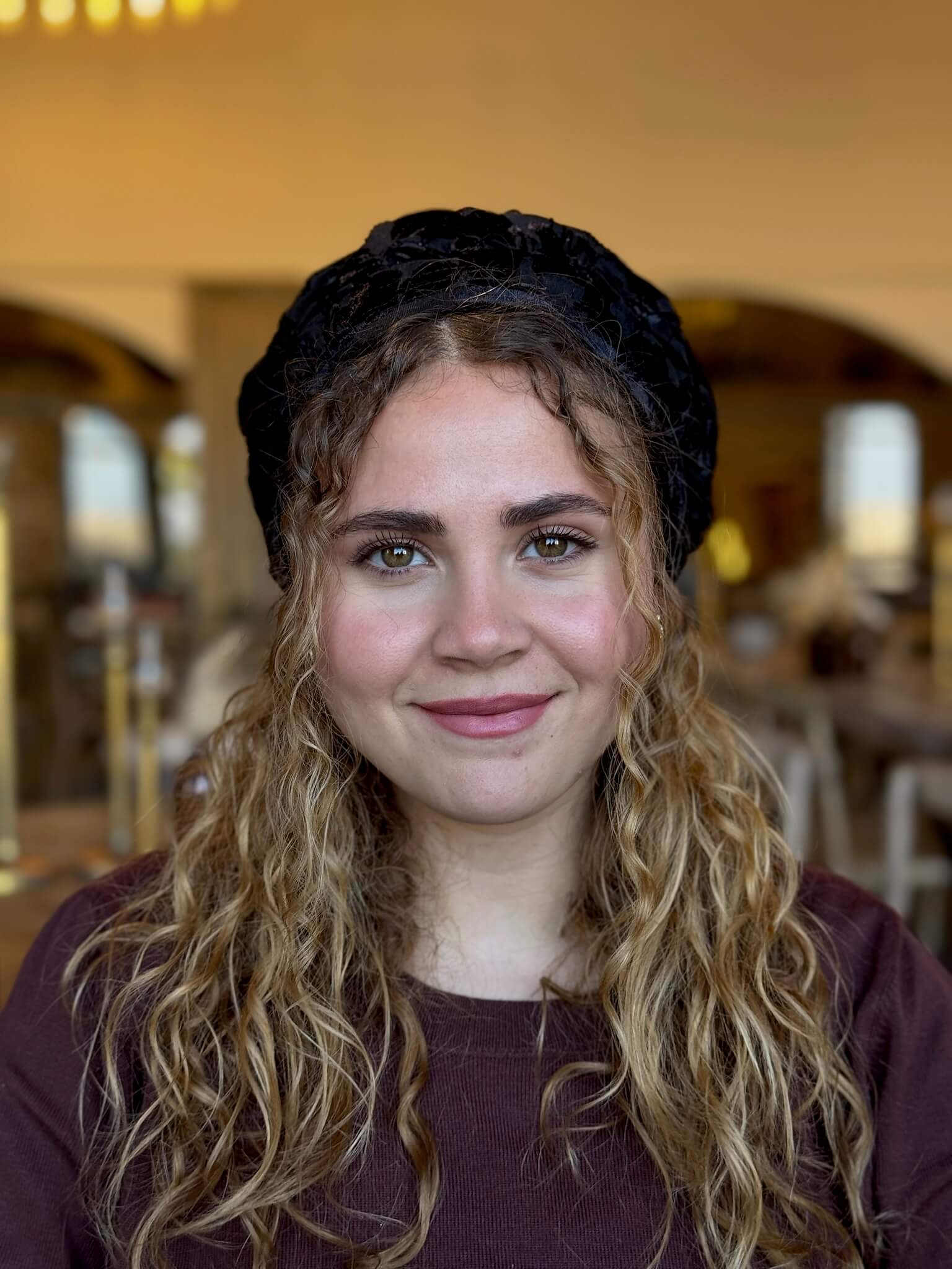 ברט קטיפה צרובה פרחונית שחור חלק
