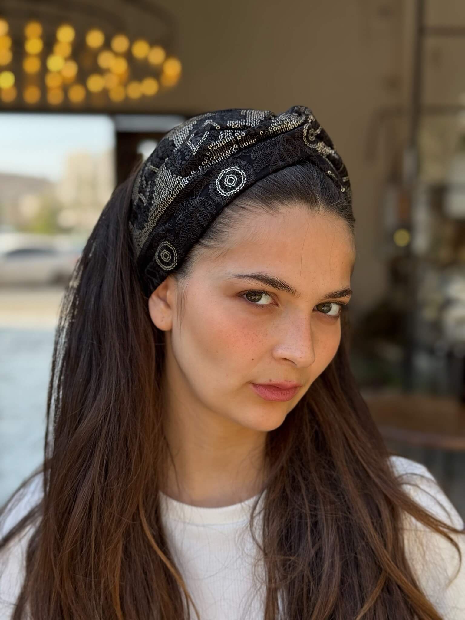 מיני טורבן רקמה ופייטים שיפון שחור עם זהב