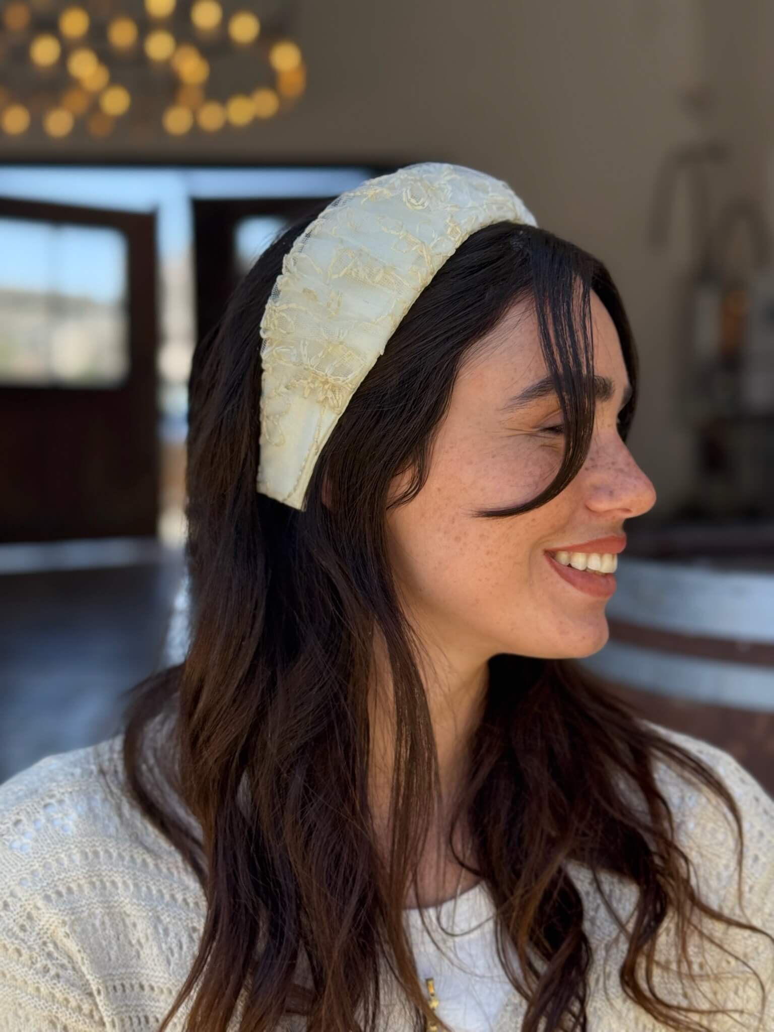 קשת לשיער רשת שמנת עם רקמה פירחונית שמנת