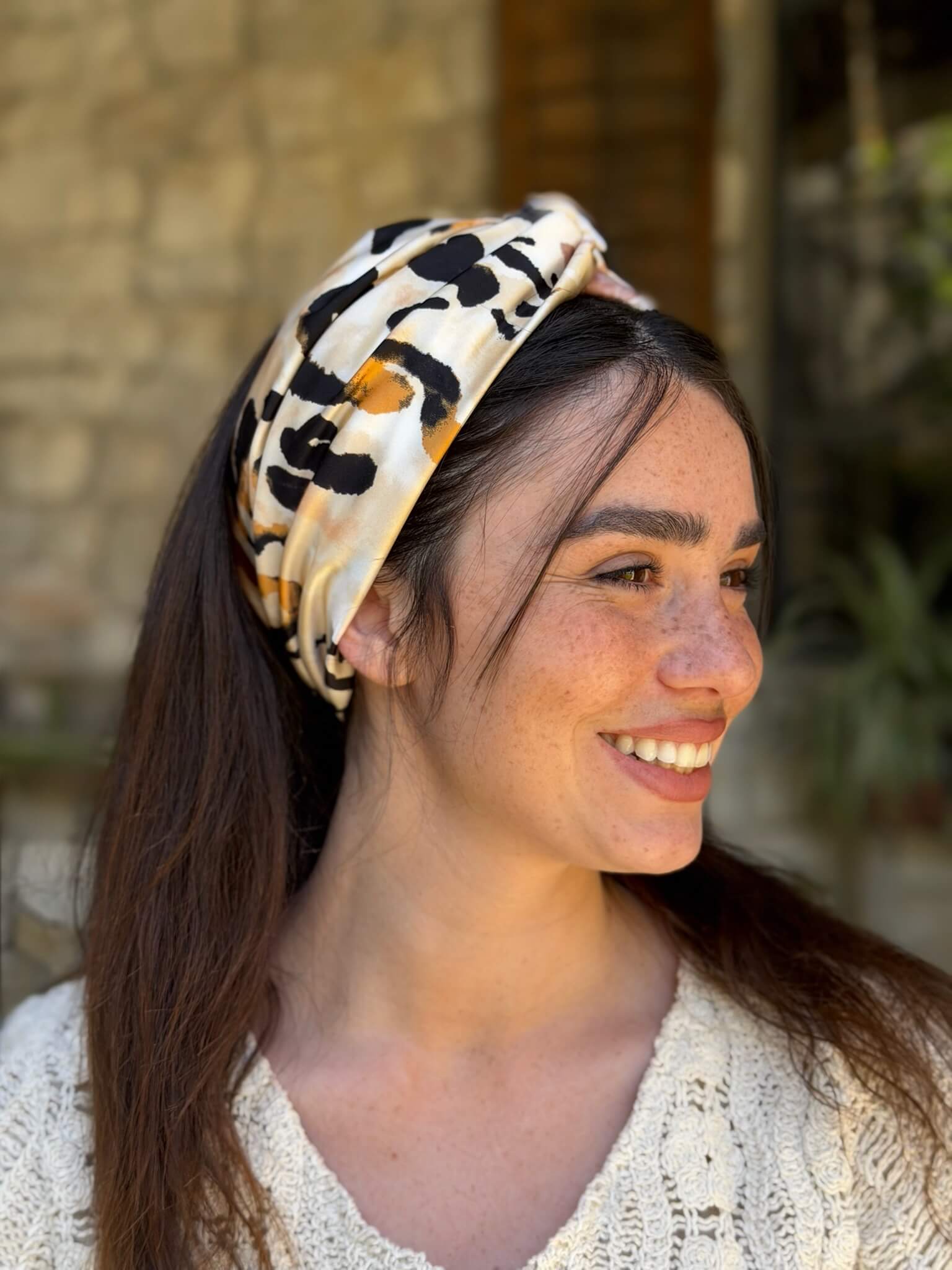 סרט לשיער שיפון מנומר חרדל ורוד ושחור על בסיס אוף ווייט