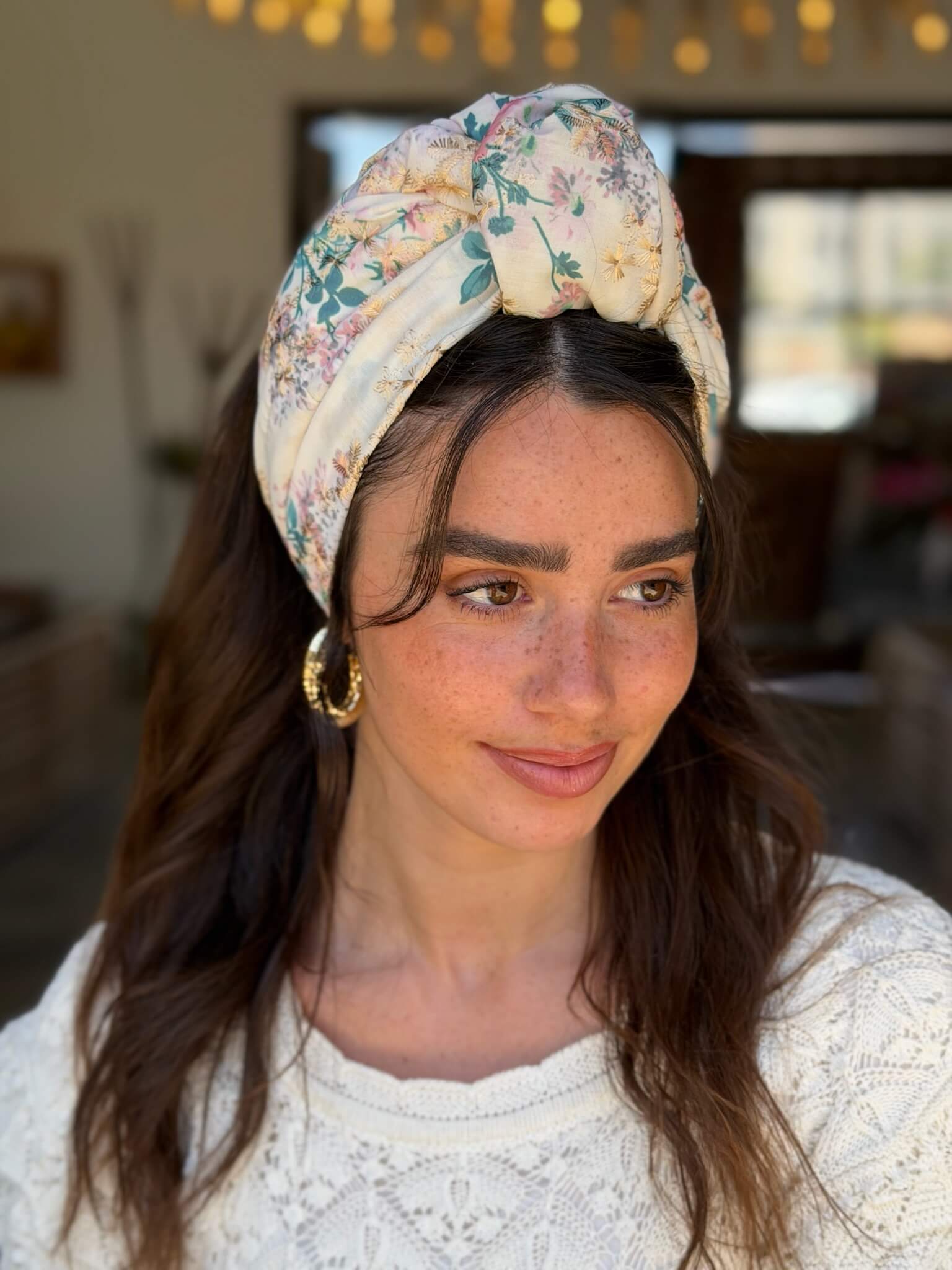 סרט קשירה לשיער שיפון על בסיס שמנת רקומה עם הדפס פרחים