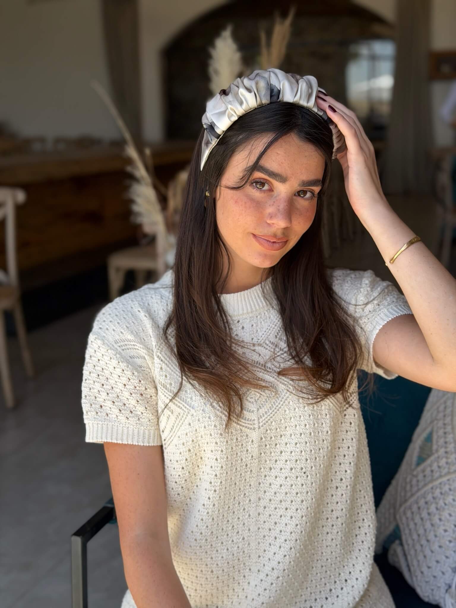 קשת לשיער שיפון בגווני שמנת אפור ושחור בסגנון צבעי מים