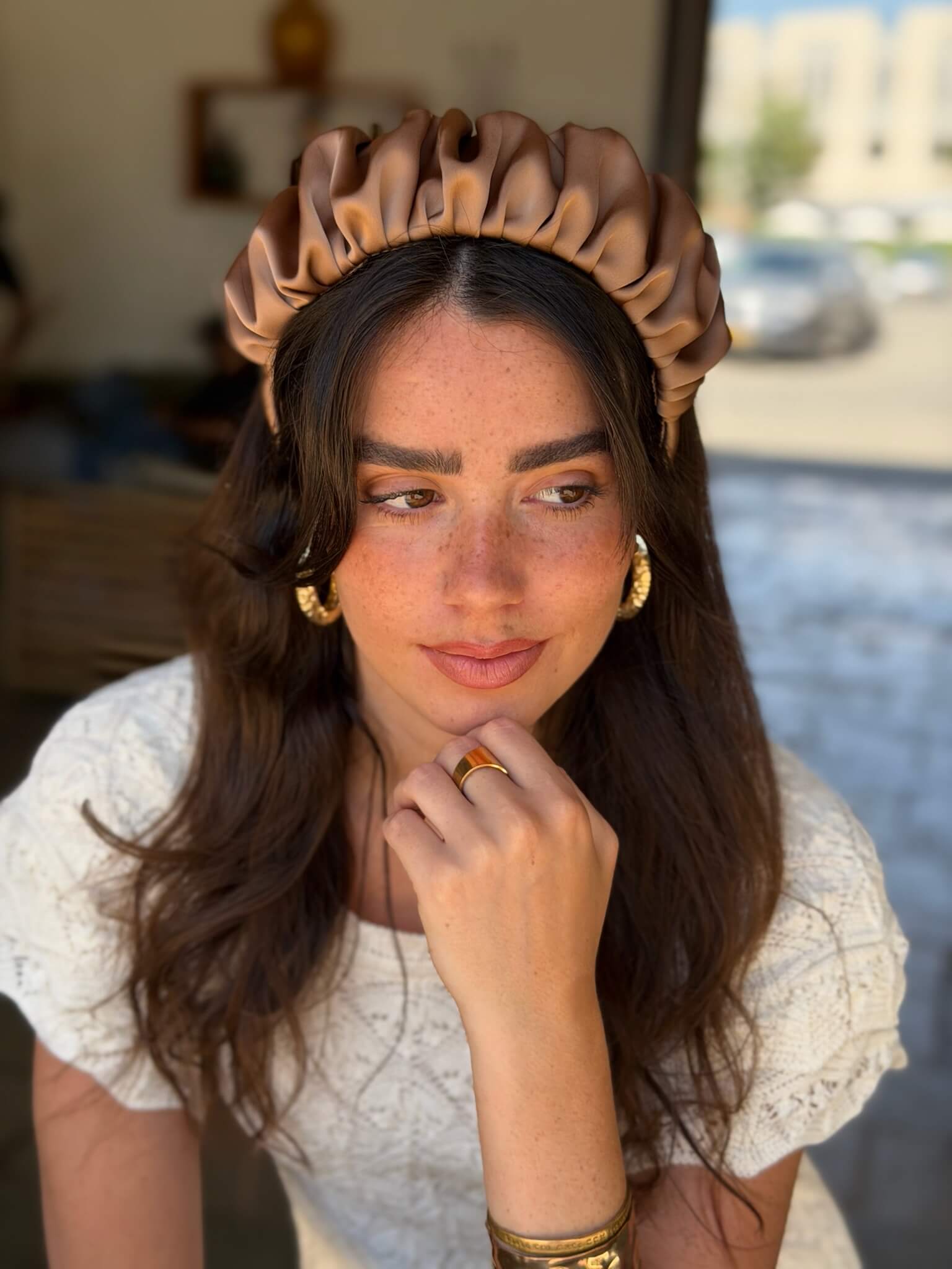 קשת לשיער בד סאטן קאמל עם ברק עדין
