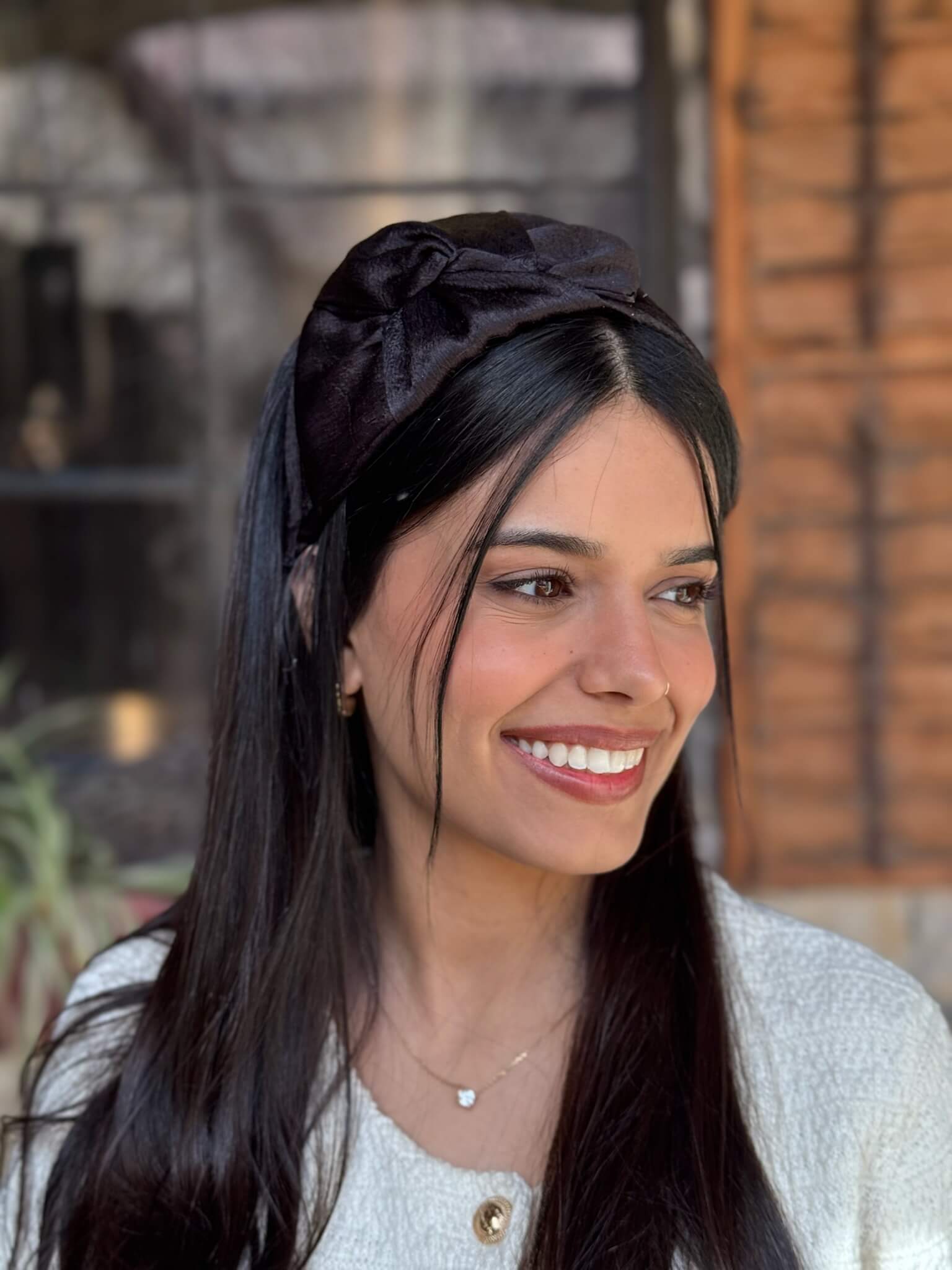 קשת לשיער סאטן מבריק שחור מקומט