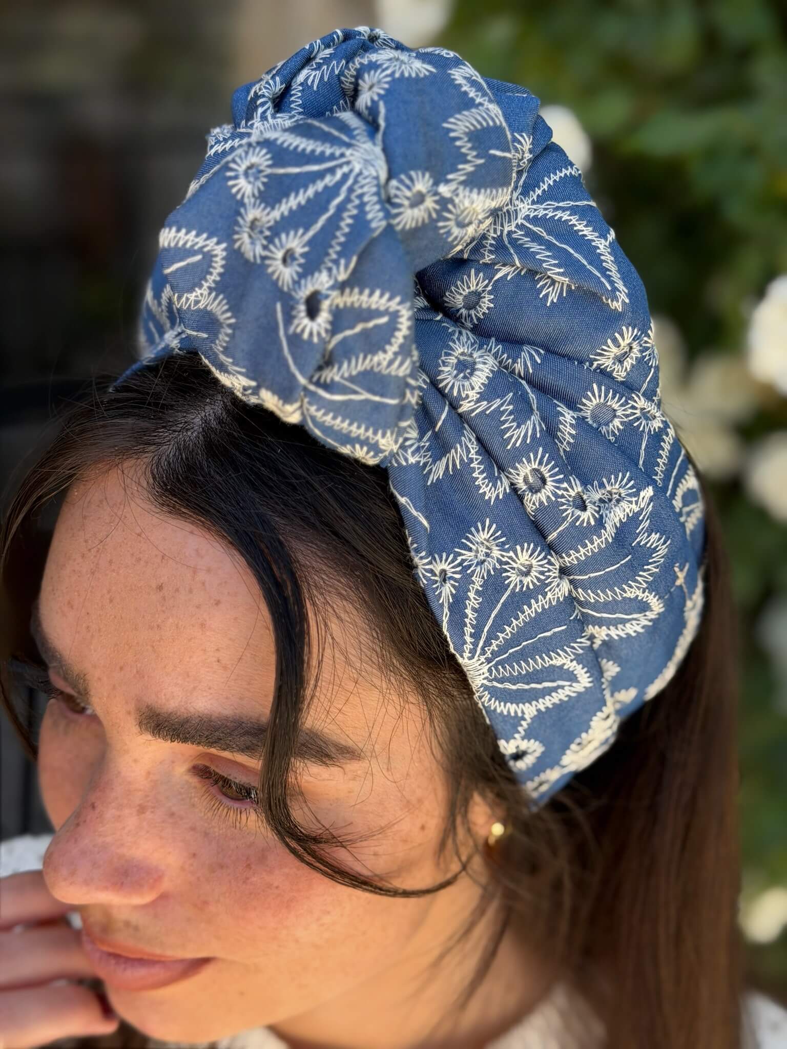 סרט קשירה לשיער בד גינס עם רקמה עדינה בגוון שמנת