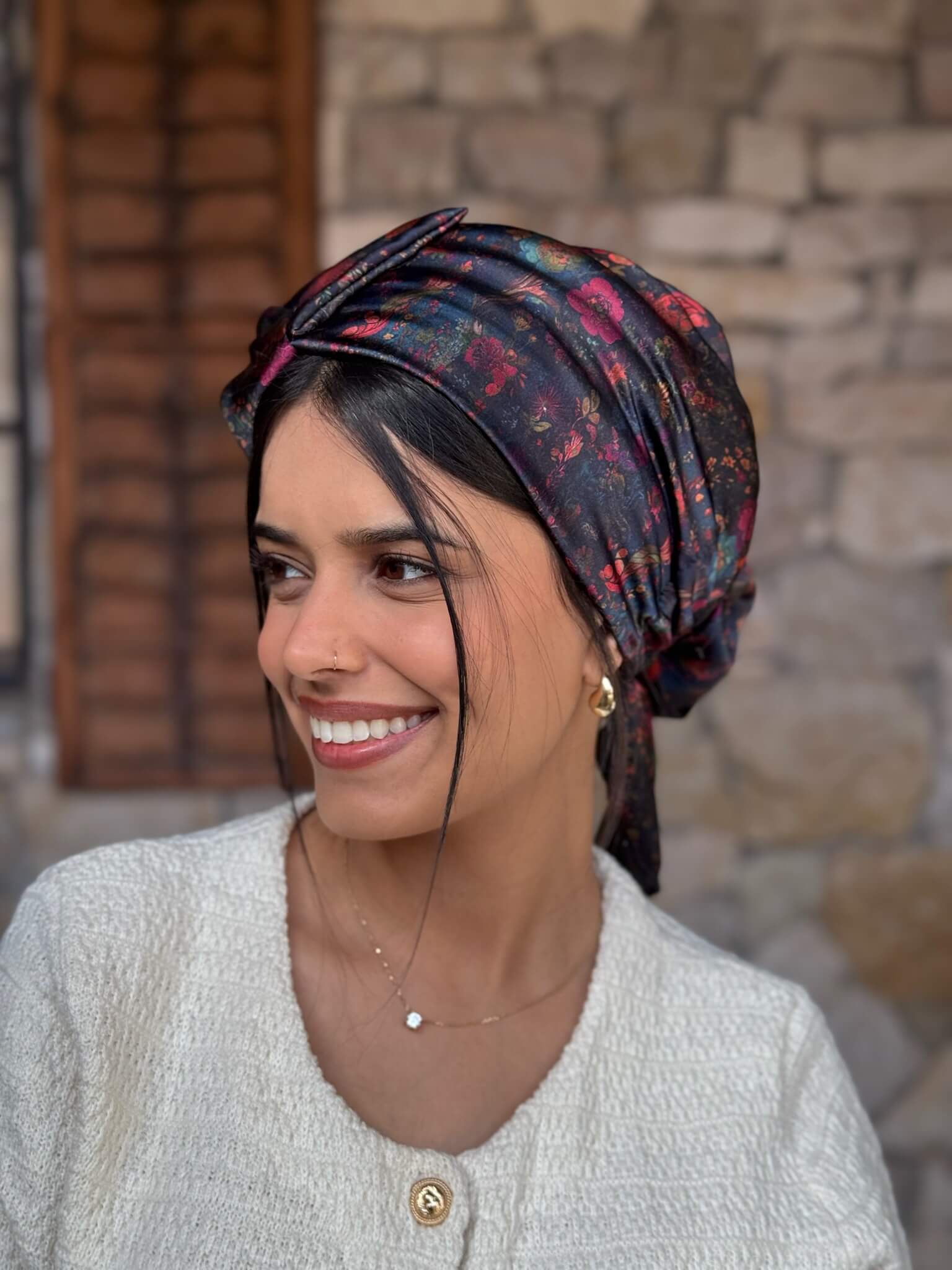 מטפחת ראש שיפון פירחוני על בסיס שחור