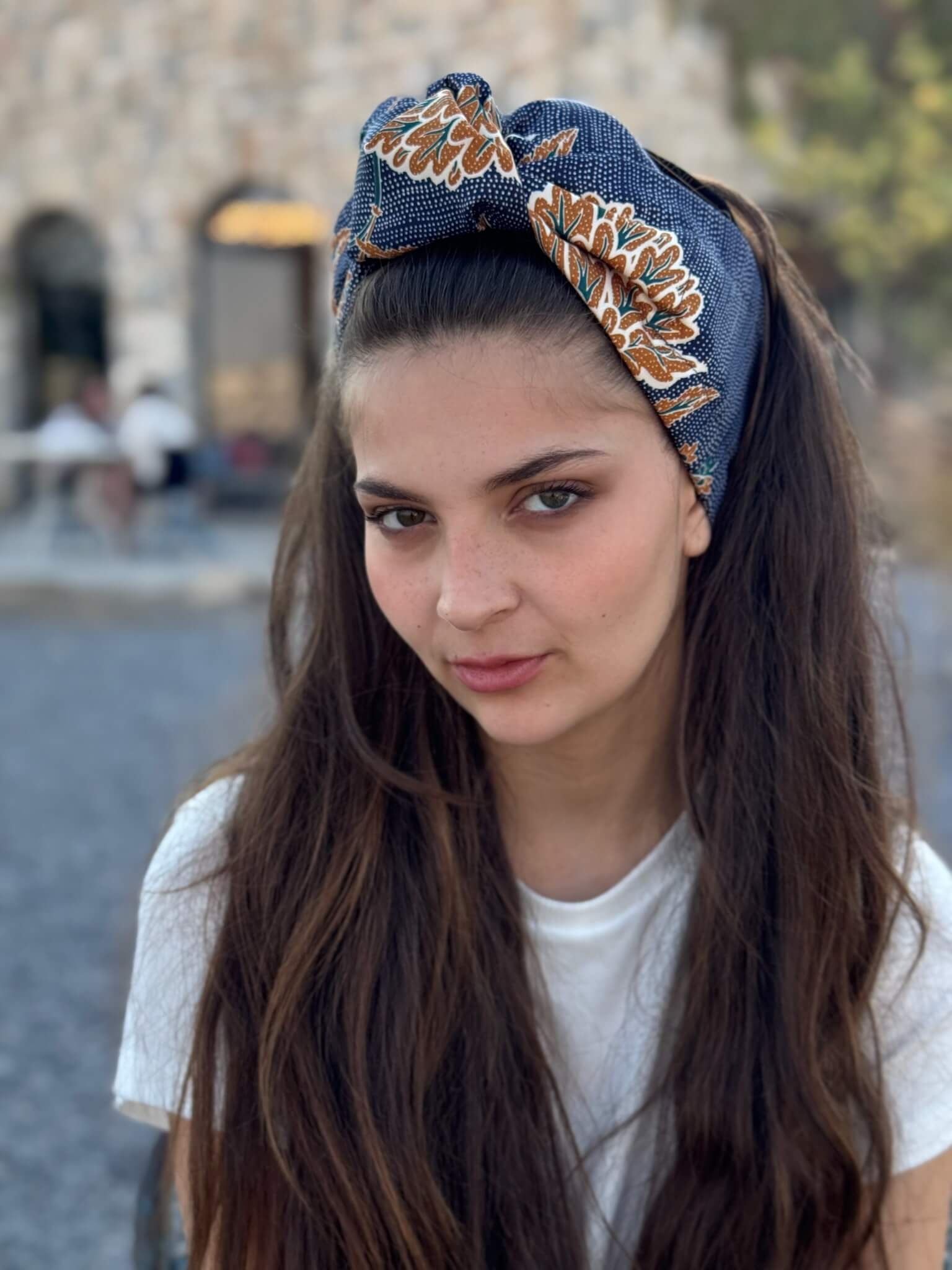 סרט קשירה לשיער שיפון נייבי עם נקודות ופרחים בחרדל