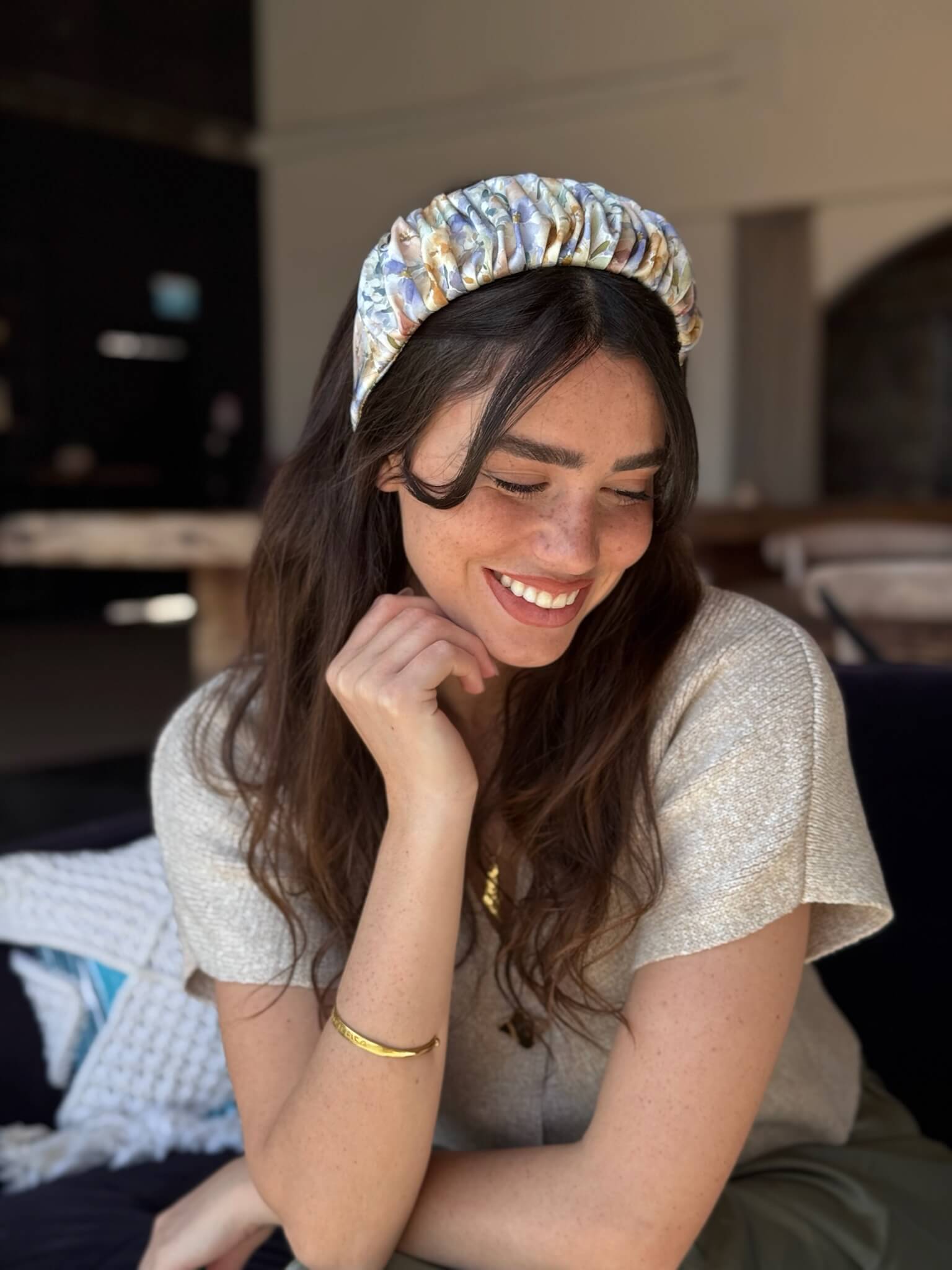 קשת לשיער שיפון פירחוני צבעי פסטל סגול וירוק על בסיס אוף ווייט