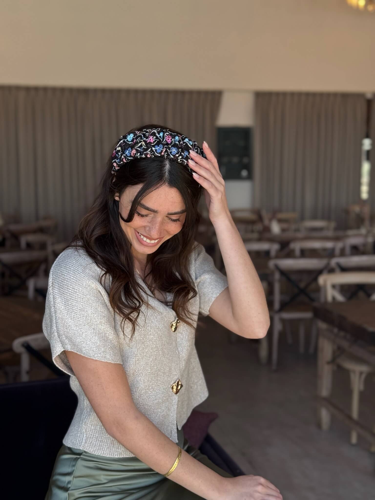 קשת לשיער רקמה ופייט על בסיס רשת שחור פירחוני צבעוני