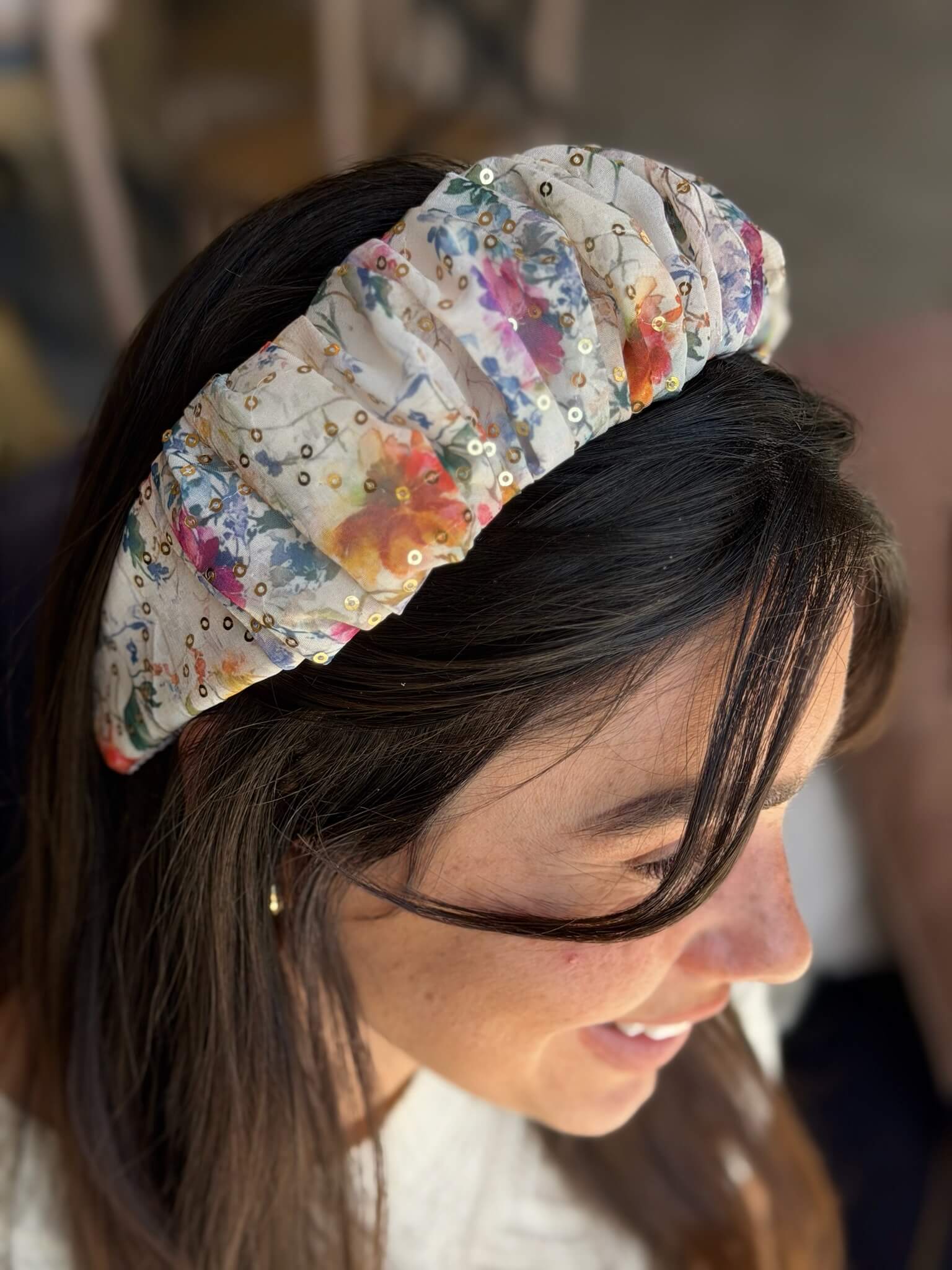 קשת לשיער שיפון פירחוני בשילוב פייטים עדין