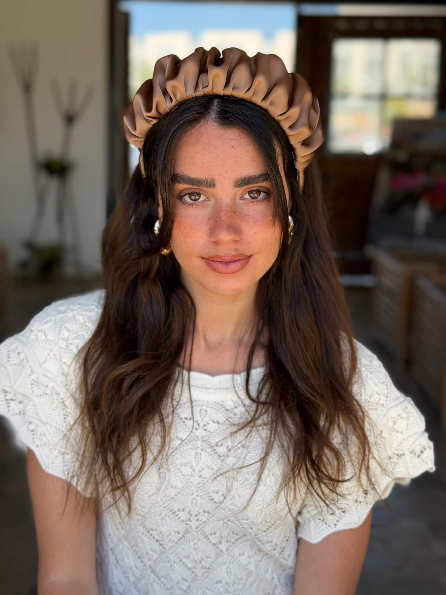 קשת לשיער בד סאטן קאמל עם ברק עדין