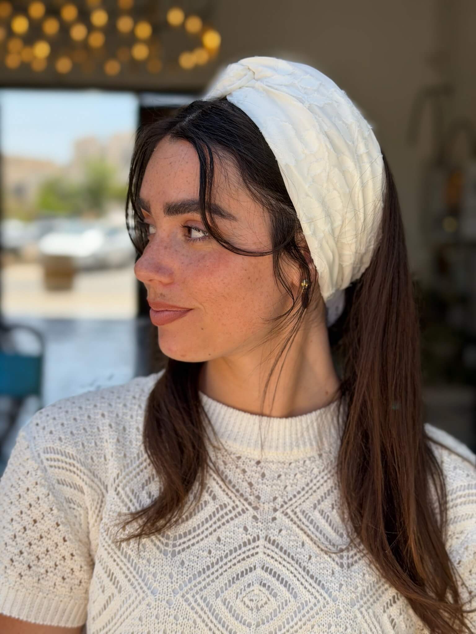 מיני טורבן אוף ווייט עם טקסטורת פרחים עדינה צבע על צבע