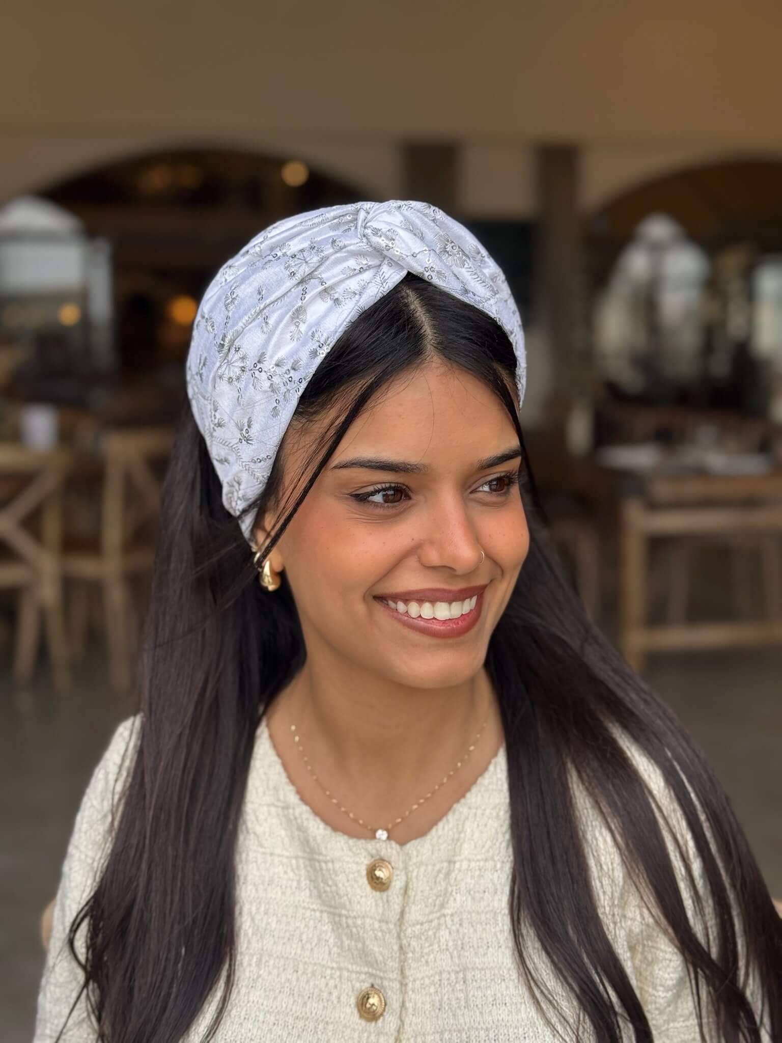 טורבן על בסיס ברוקרד לבן ורקמה כסף