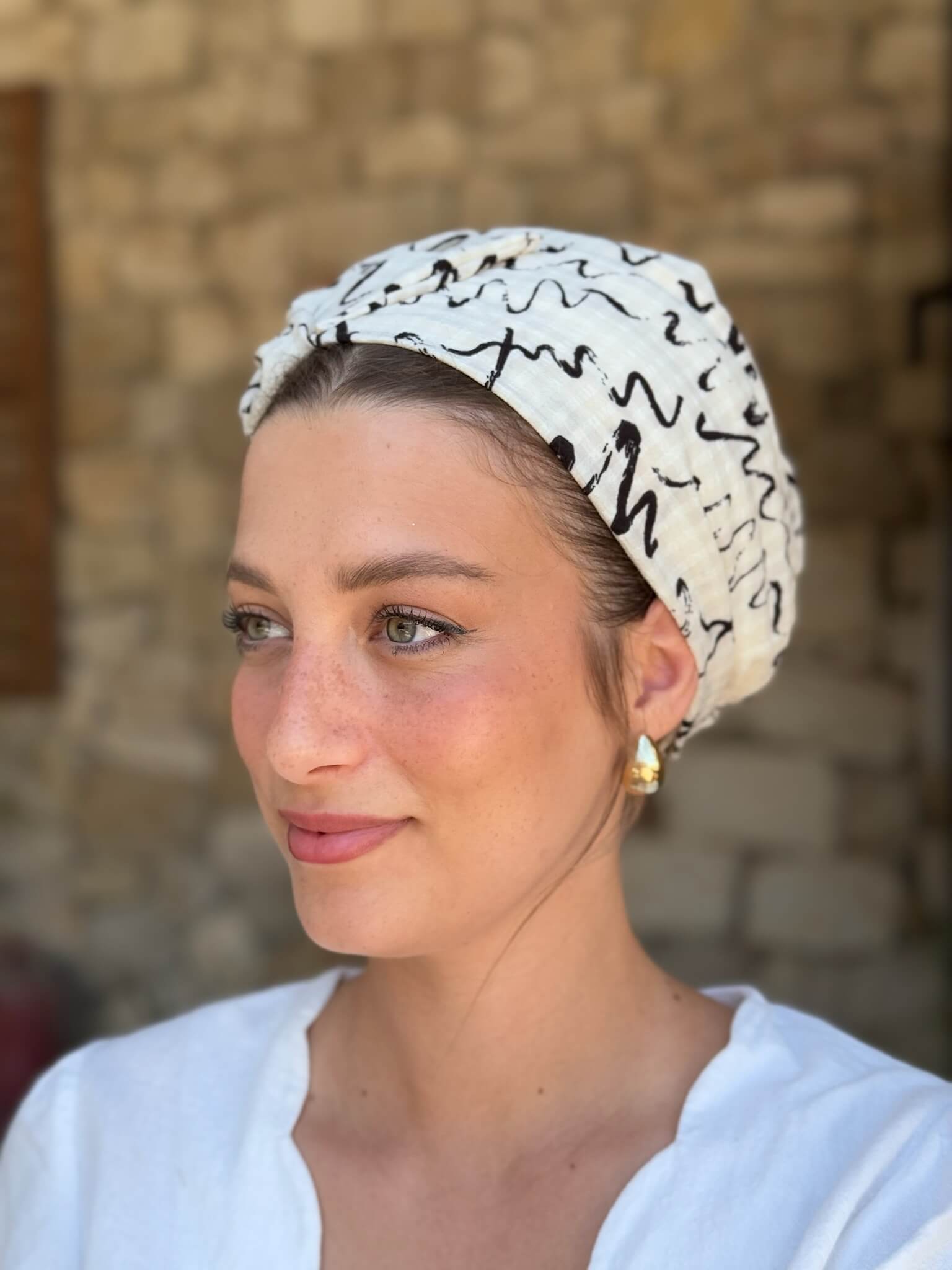 מטפחת ראש שיפון אוף ווייט עם קשקושים שחורים