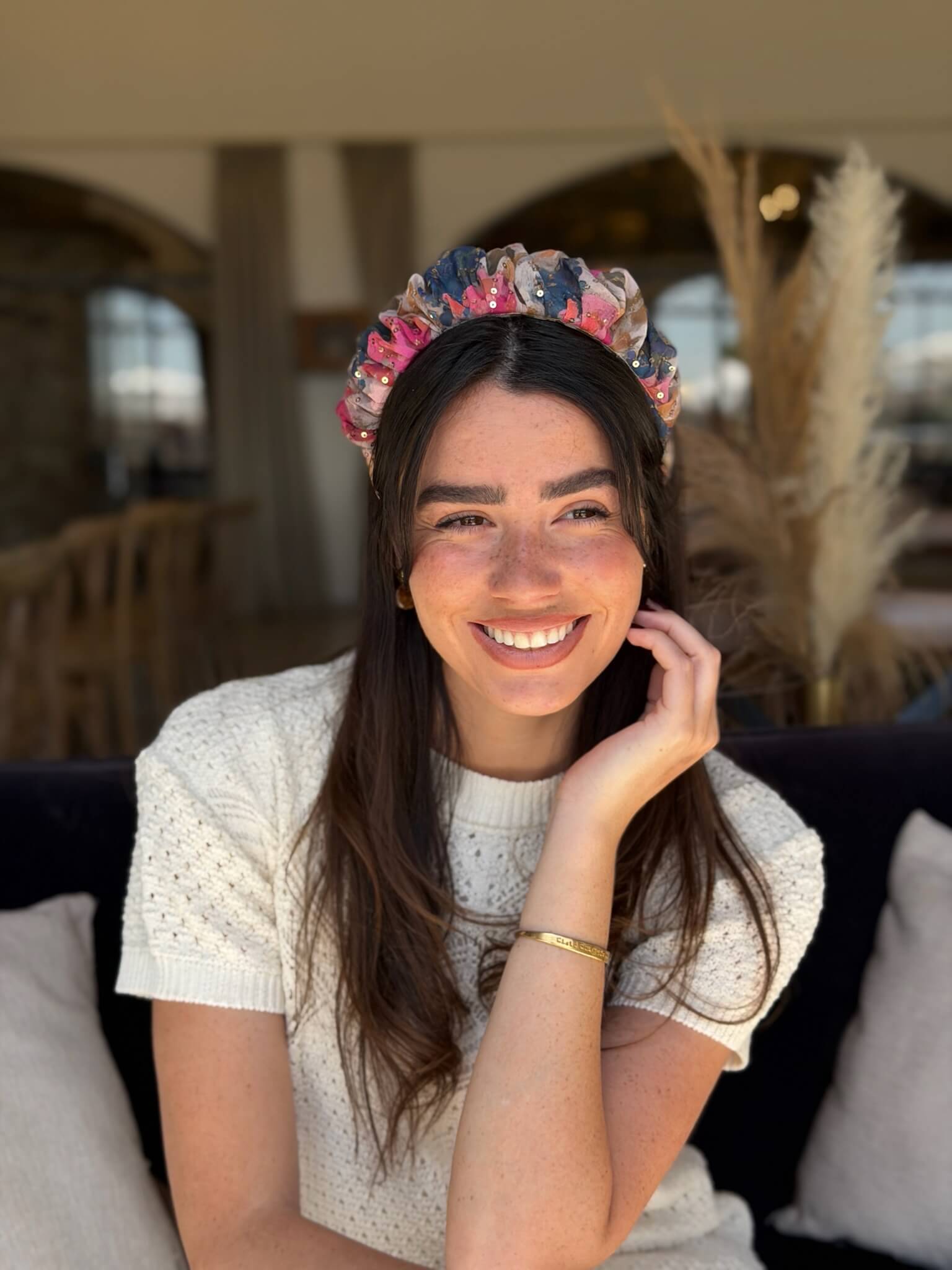 קשת לשיער בד שיפון בגווני פוקסיה כחול אפור ונגיעות זהב בשילוב פייט עדין