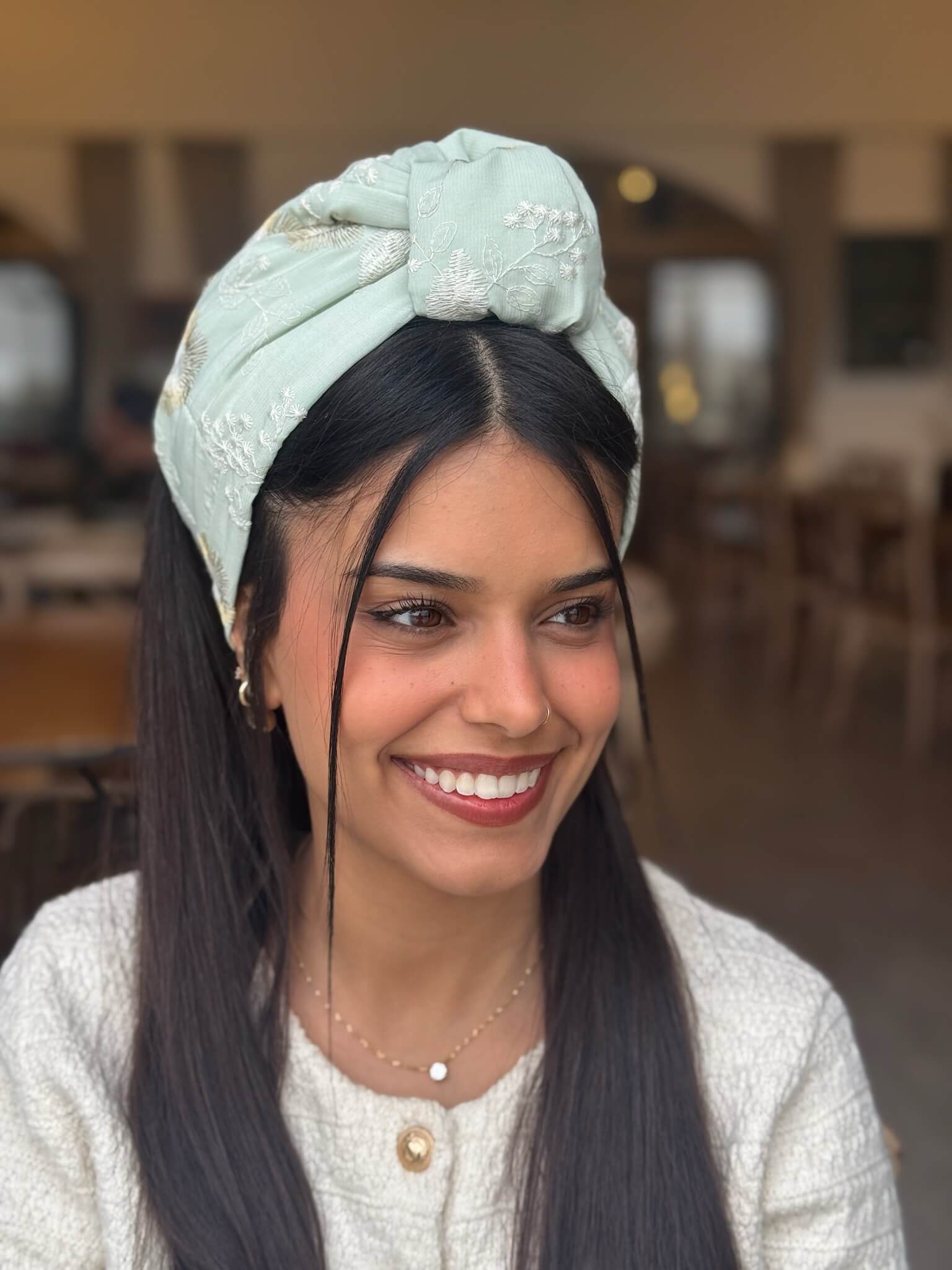 סרט קשירה לשיער מנטה עדין עם רקמה אוף ווייט וזהב פרחוני עדין