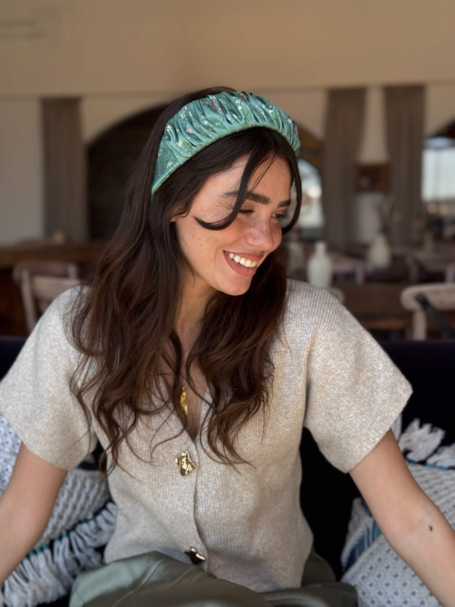 קשת לשיער שיפון פירחוני על בסיס ירוק בהיר