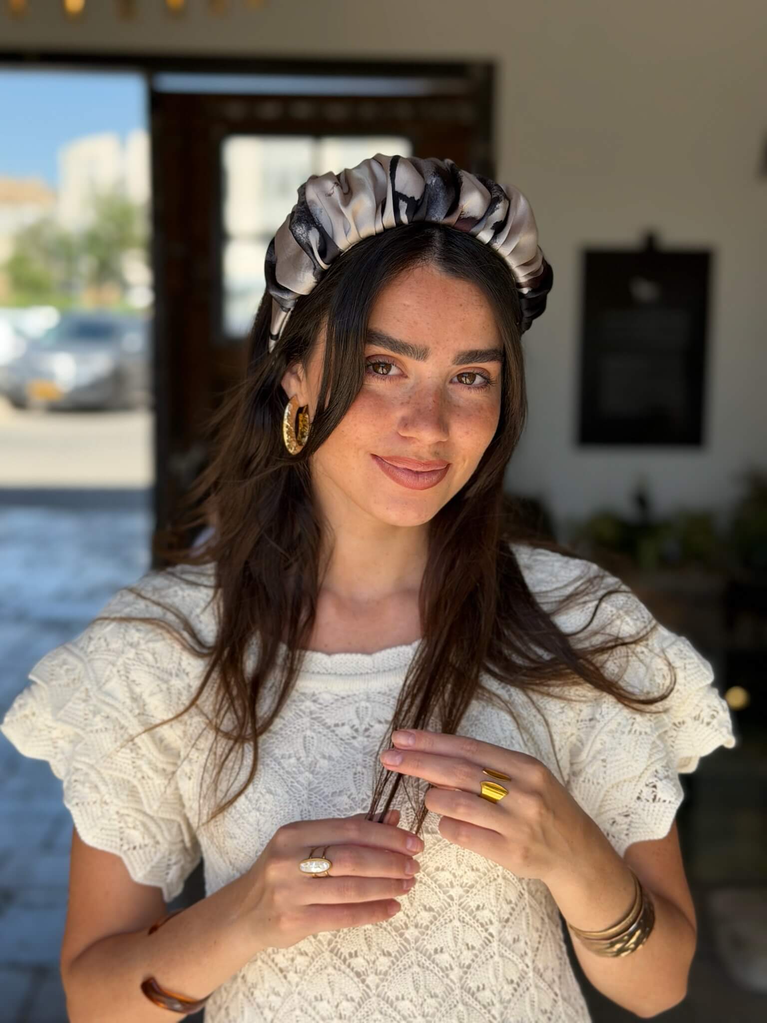 קשת לשיער שיפון בגווני שמנת אפור ושחור בסגנון צבעי מים