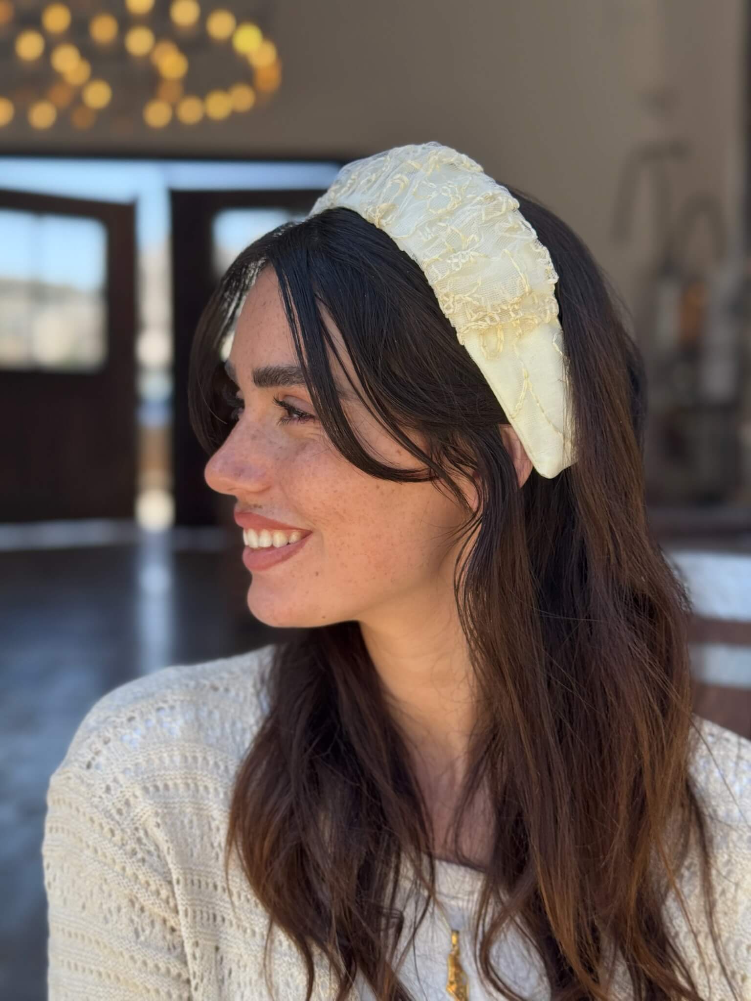 קשת לשיער רשת שמנת עם רקמה פירחונית שמנת