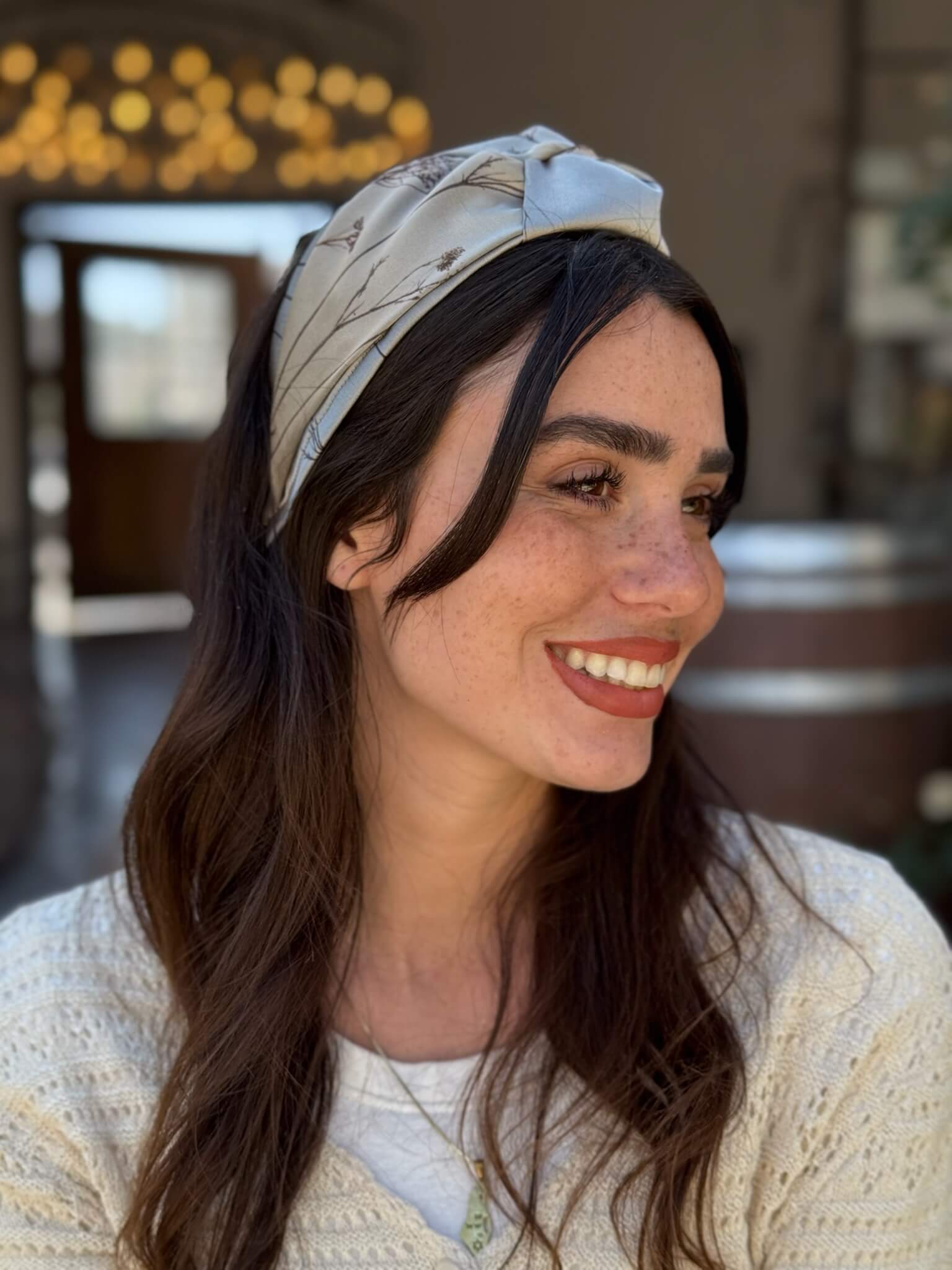 קשת לשיער שיפון על בסיס אפור ופרחים חומים