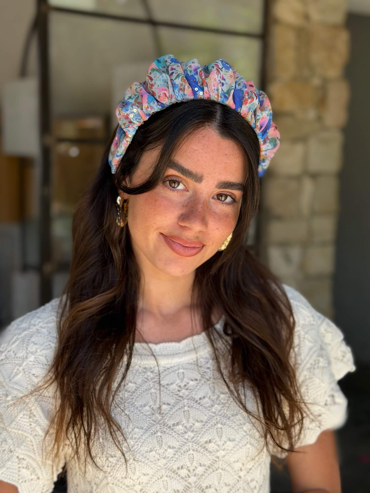 קשת לשיער שיפון פירחוני בגווני פסטל רכים תכלת ורוד סגול ואפרסק בשילוב פייט עדין
