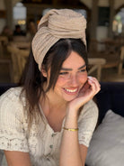 סרט קשירה לשיער מיני פליסה בז ניוד מנצנץ