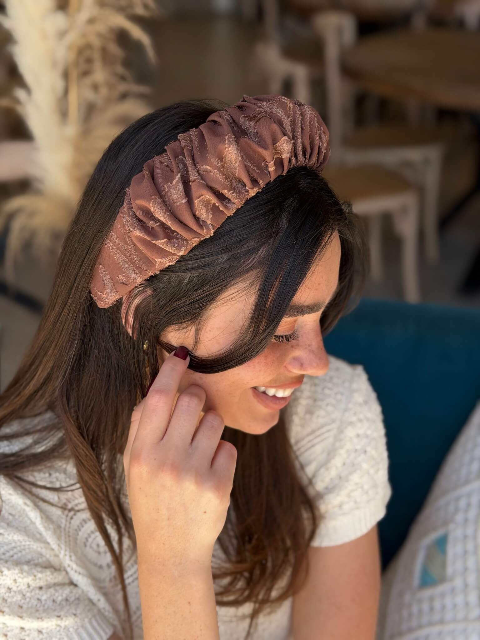 קשת לשיער שיפוןבגוון מוקה שוקולד עם טקסטורה עדינה צבע על צבע