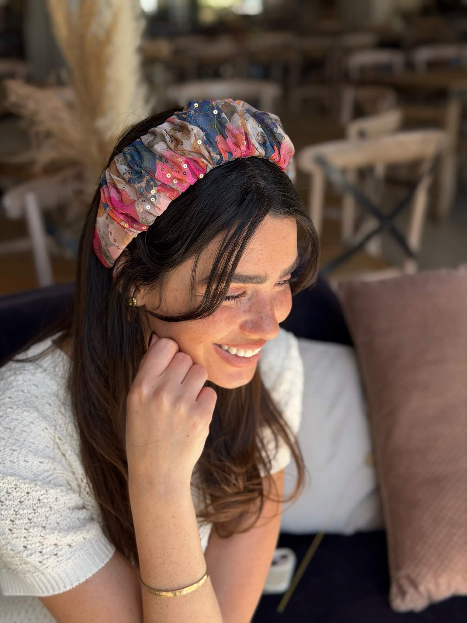 קשת לשיער בד שיפון בגווני פוקסיה כחול אפור ונגיעות זהב בשילוב פייט עדין