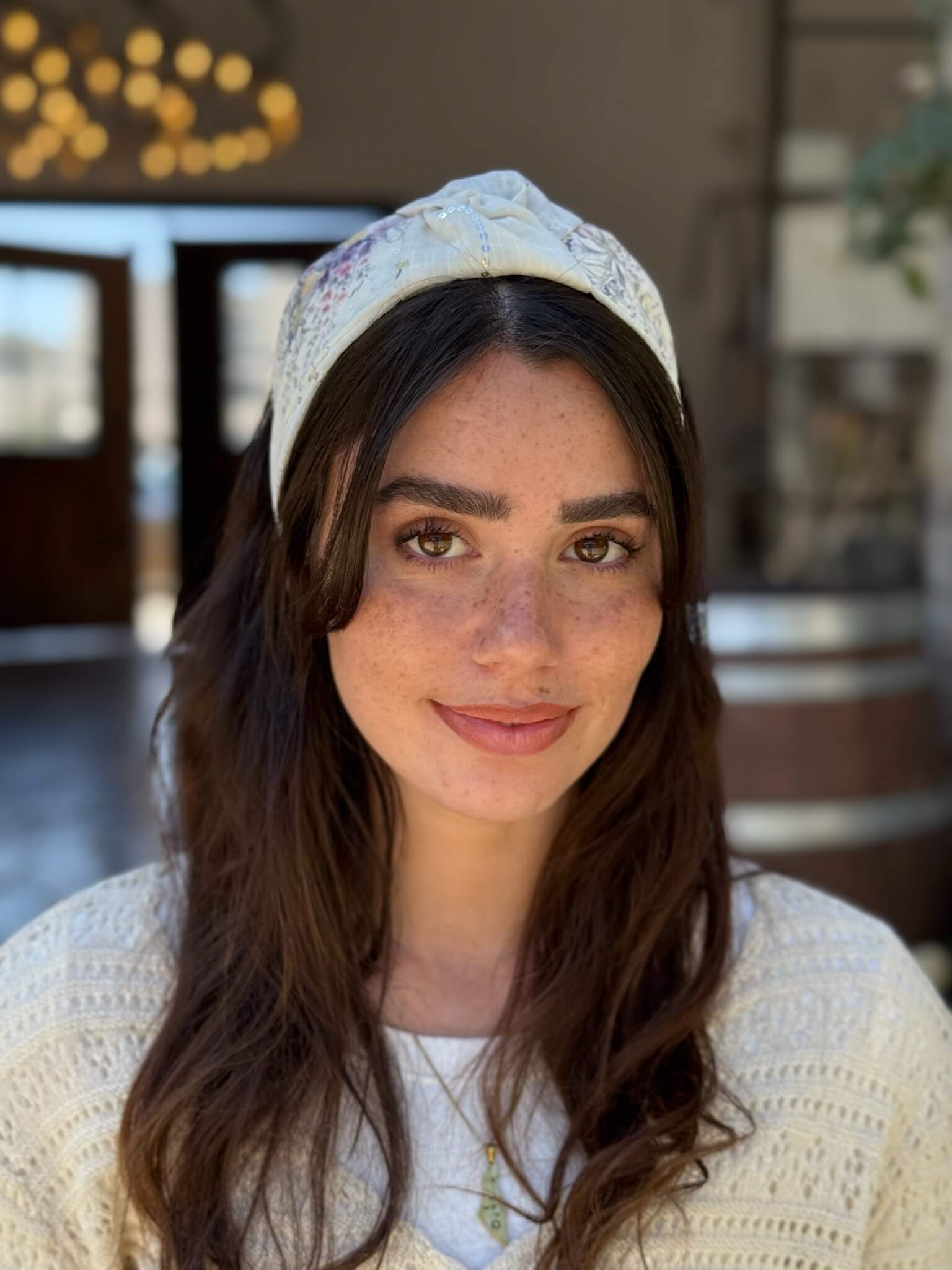 קשת לשיער שיפון פירחוני  על בסיס אוף ווייט עם רקמה עדינה פייט עדין