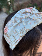קשת לשיער שיפון פירחוני עם נגיעות של פייט עדין על בסיס תכלת