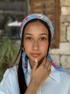 ריבוע פרחוני ורוד על בסיס תכלת