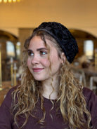 ברט קטיפה צרובה פרחונית שחור חלק