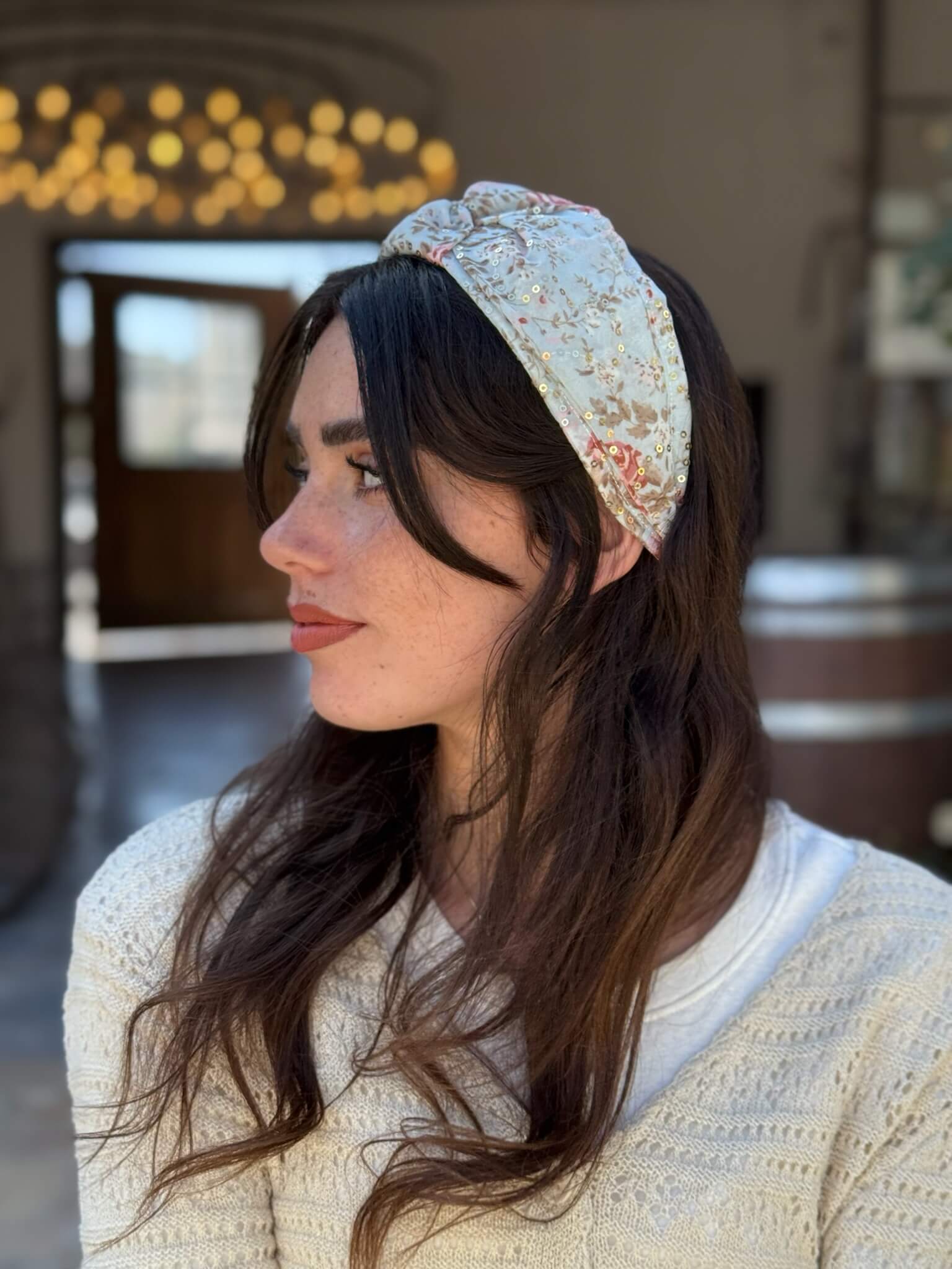 קשת לשיער שיפון פירחוני עם נגיעות של פייט עדין על בסיס תכלת