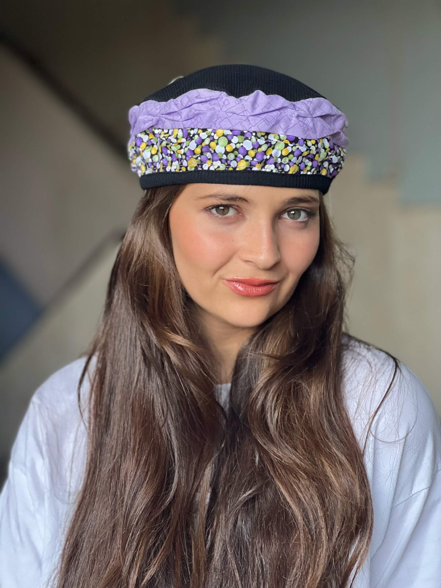 ברט סגול בהיר עם הדפס משבצות על בסיס שחור